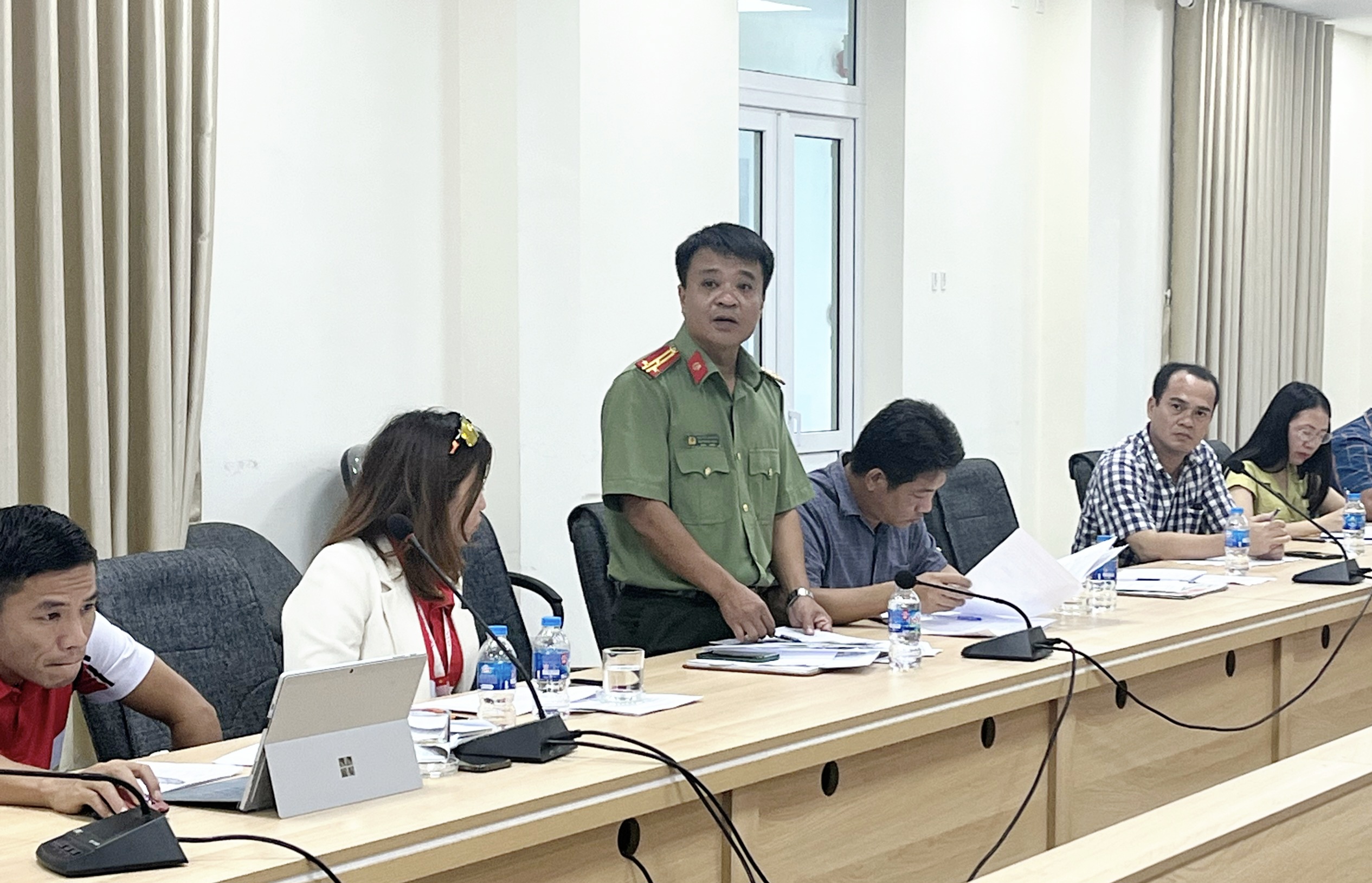 Thượng tá Nguyễn Hoàng Hải, Phó Trưởng Phòng An ninh chính trị nội bộ (Công an tỉnh) phát biểu tại cuộc họp.