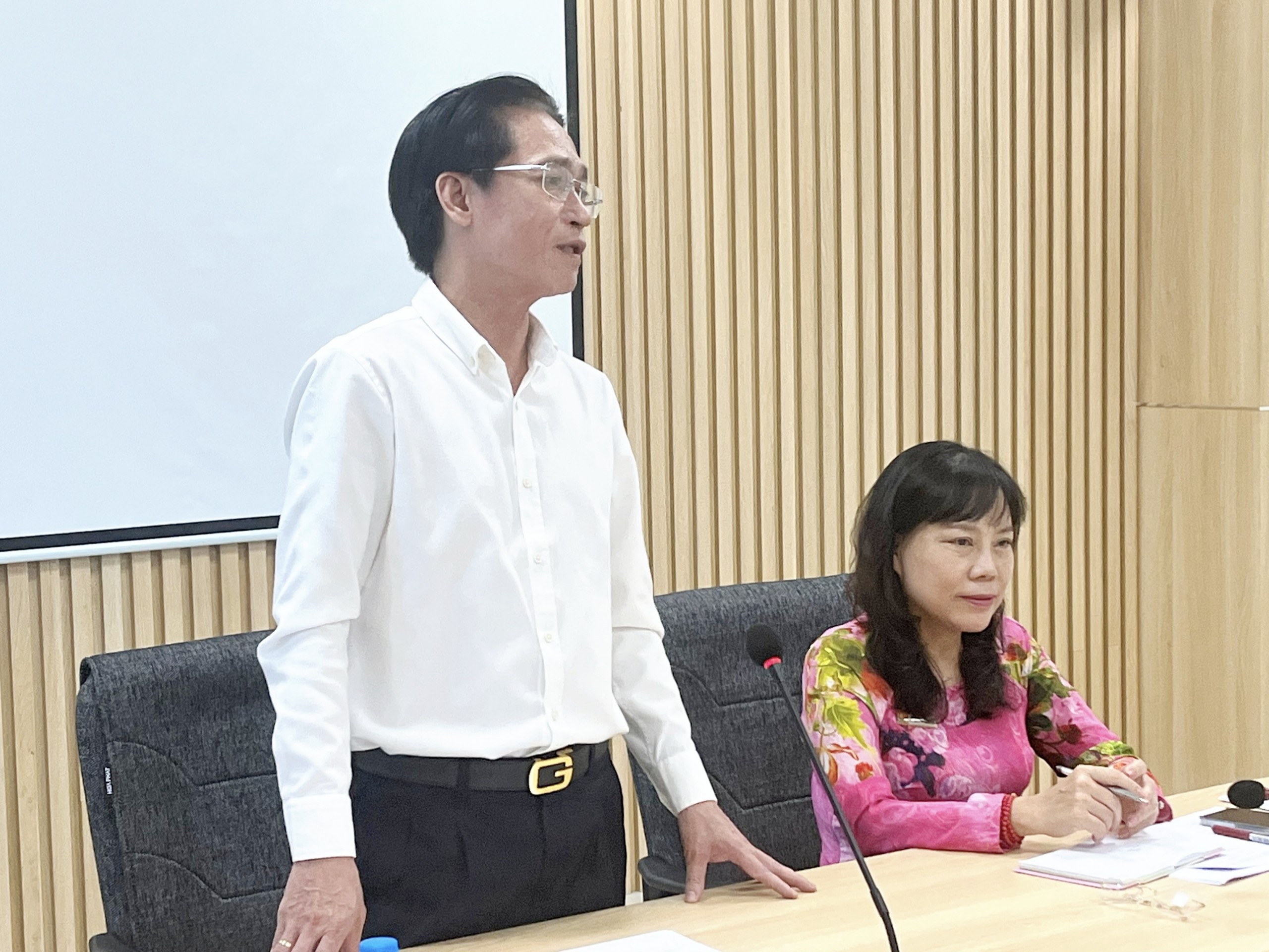 Ông Huỳnh Đức Dũng, Phó Giám đốc Sở VH-TT, đồng Trưởng Ban Tổ chức Giải phát biểu một số vấn đề chuyên môn của Giải.