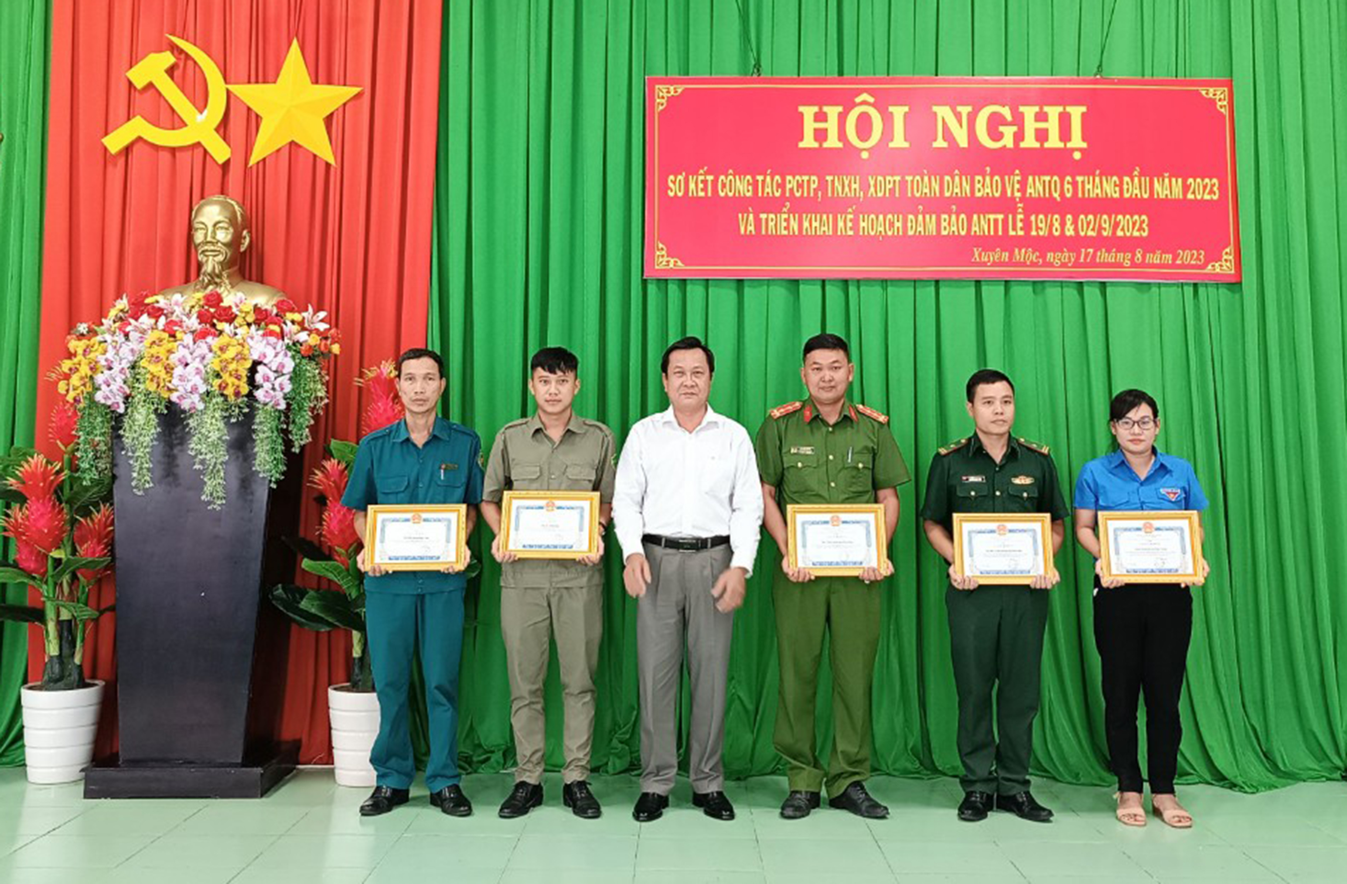 Lãnh đạo UBND huyện Xuyên Mộc khen thưởng cho tập thể và cá nhân có thành tích xuất sắc trong công tác phòng chống tội phạm, phòng chống ma túy và phong trào toàn dân bảo vệ an ninh Tổ quốc.