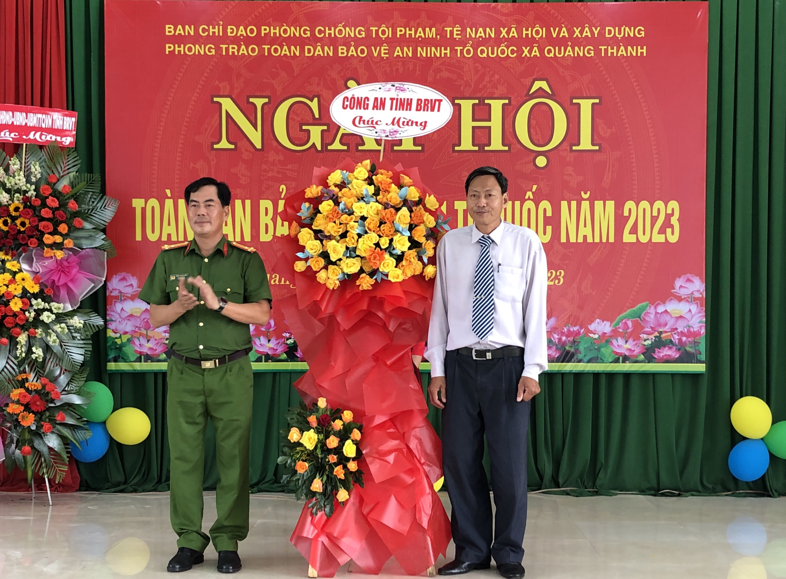 Thượng tá Trần Thanh Hiển, Phó Giám đốc Công an tỉnh tặng hoa chúc mừng xã Quảng Thành (huyện Châu Đức) nhân Ngày hội 