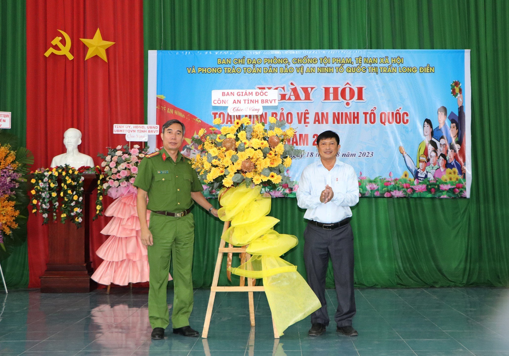 Thượng tá Đỗ Xuân Hoàn, Trưởng Phòng Cảnh sát Môi trường, Công an tỉnh tặng hoa của Ban Giám đốc Công an tỉnh chúc mừng hội nghị.