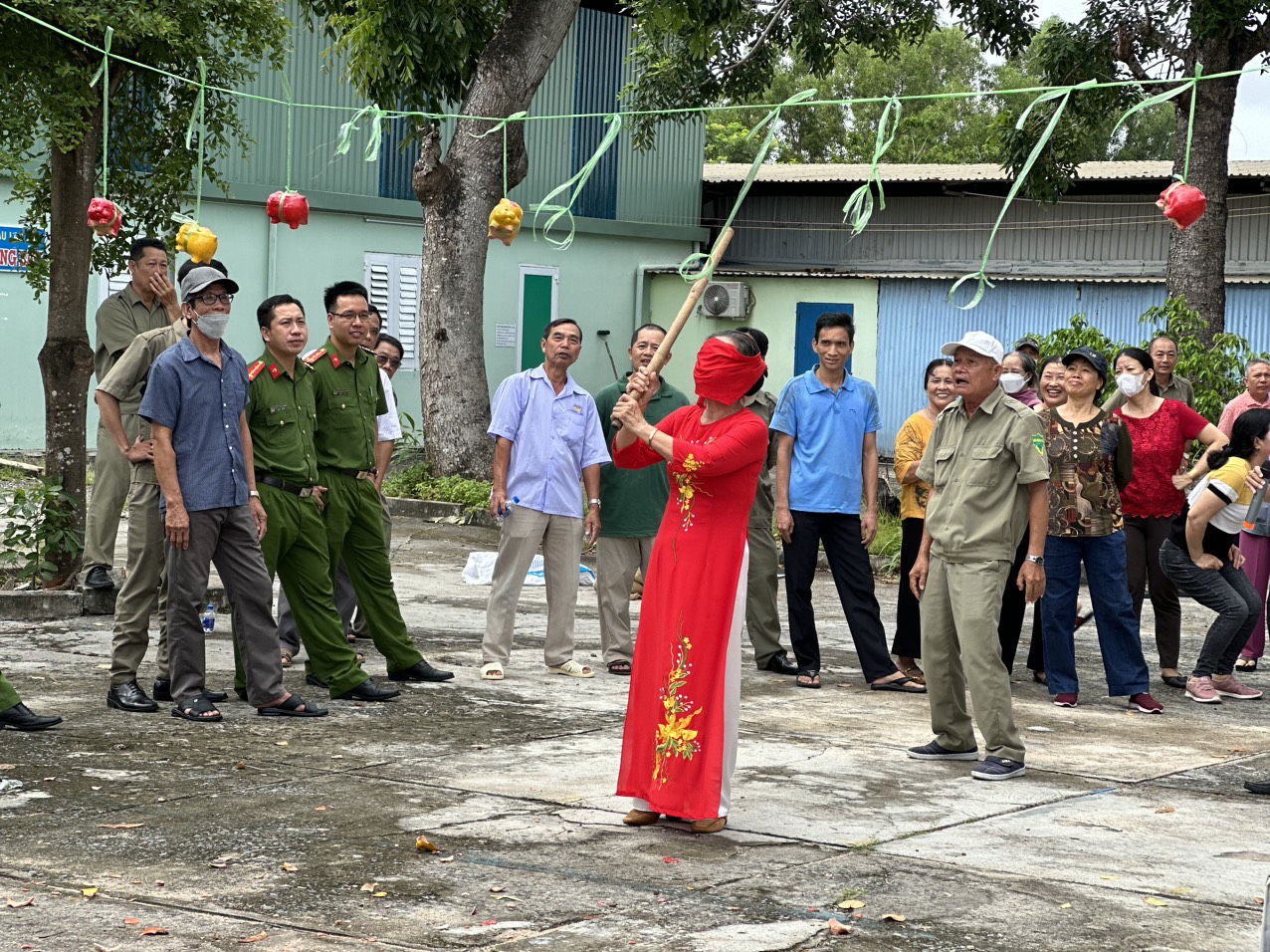 Người dân tham gia trò chơi đập heo đất tại Ngày hội toàn dân bảo vệ an ninh Tổ quốc phường Long Toàn, TP. Bà Rịa.