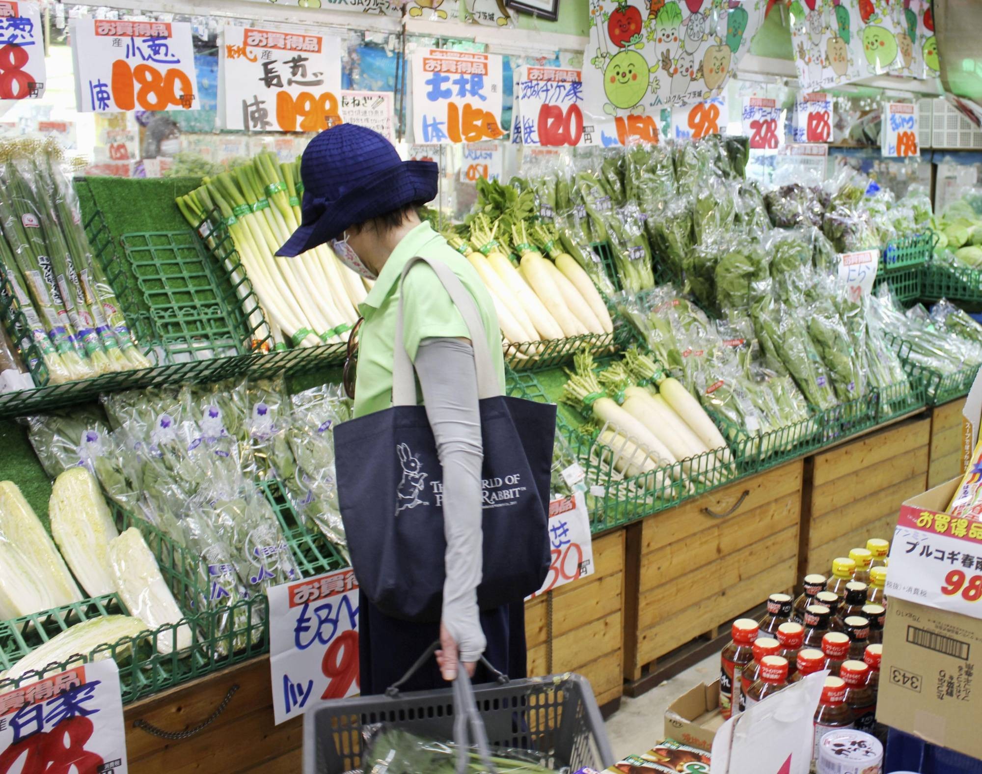 Người dân mua rau củ tại một siêu thị ở Tokyo, Nhật Bản.