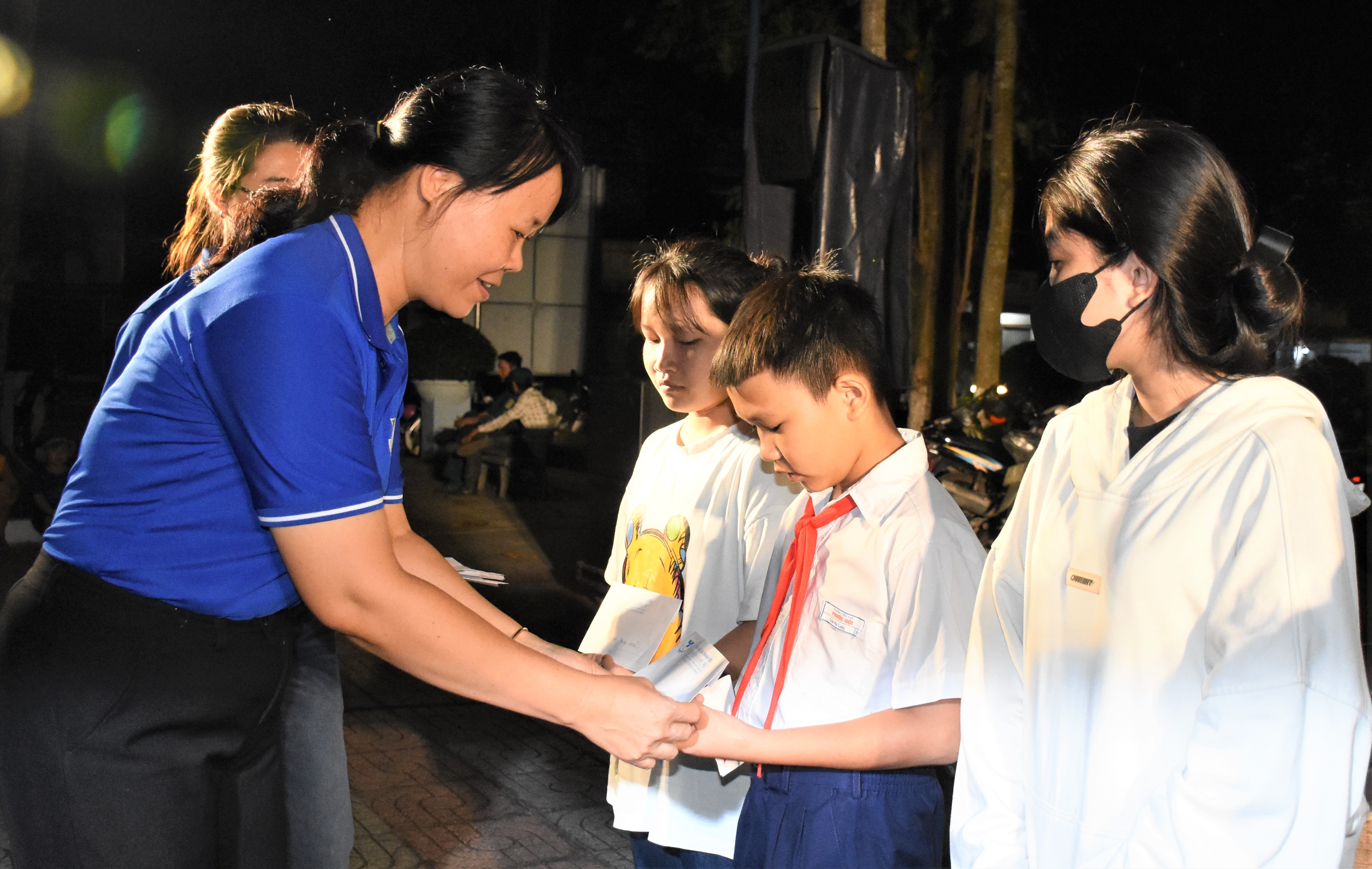 Bà Lê Thị Thắm, Phó Giám đốc Nhà Văn hóa Thanh niên tỉnh trao học bổng cho học sinh có hoàn cảnh khó khăn học tập tốt tại chương trình.