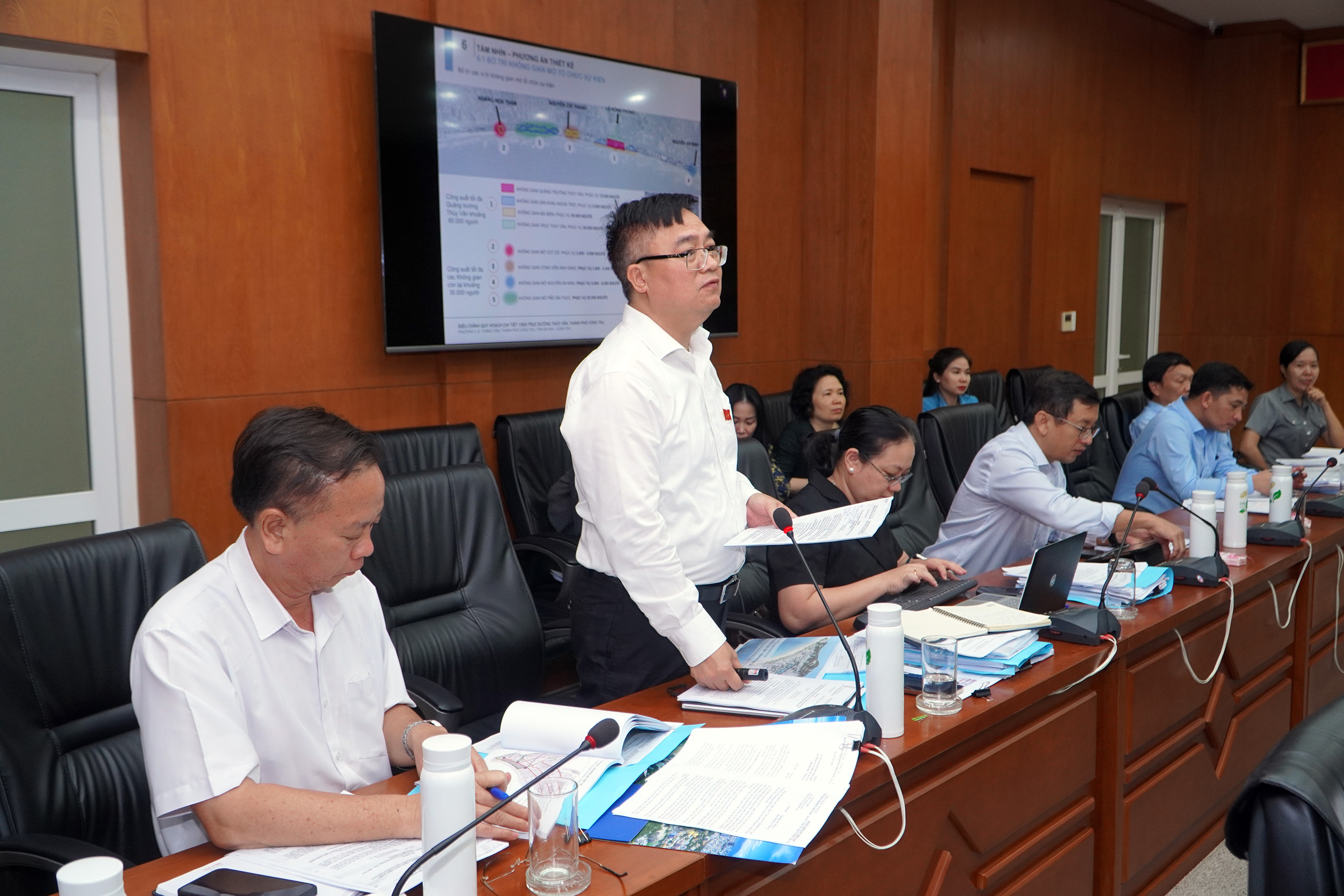 Chủ tịch UBND TP. Vũng Tàu trình bày phương án chỉnh trang trục đường Thùy Vân.