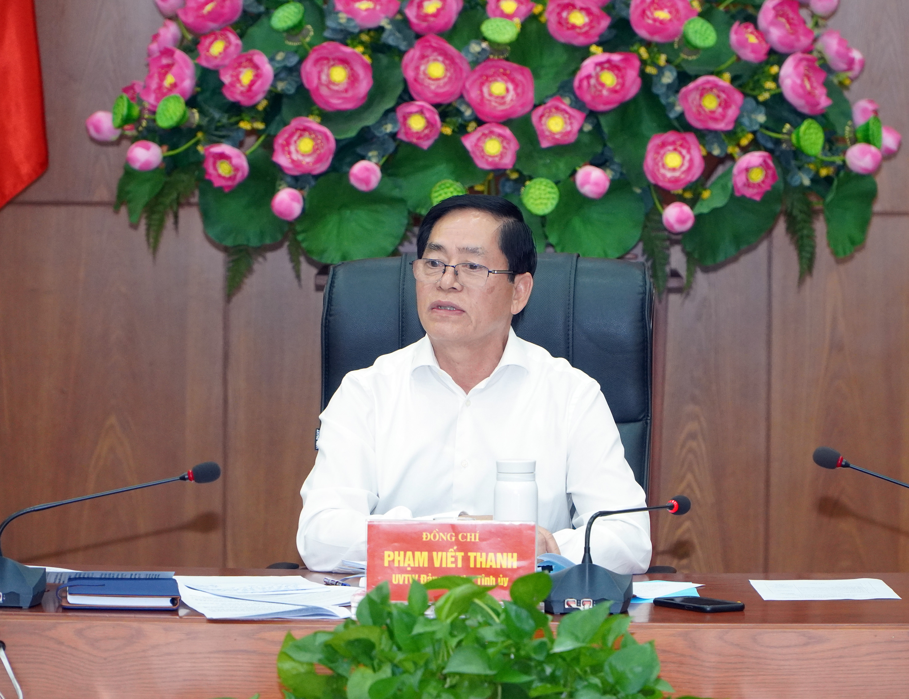 Ông Phạm Viết Thanh, Ủy viên Trung ương Đảng, Bí thư Tỉnh ủy, Chủ tịch HĐND tỉnh chủ trì cuộc họp.