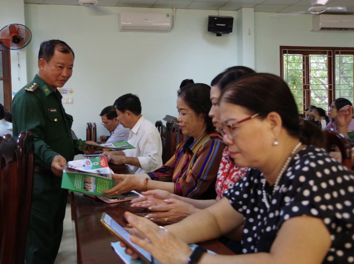 Bộ chi huy BĐBP tỉnh phát tài liệu liên quan đến Luật Biên phòng Việt Nam cho cán bộ, nhân phường 8 và phường Thắng Nhì (TP.Vũng Tàu).