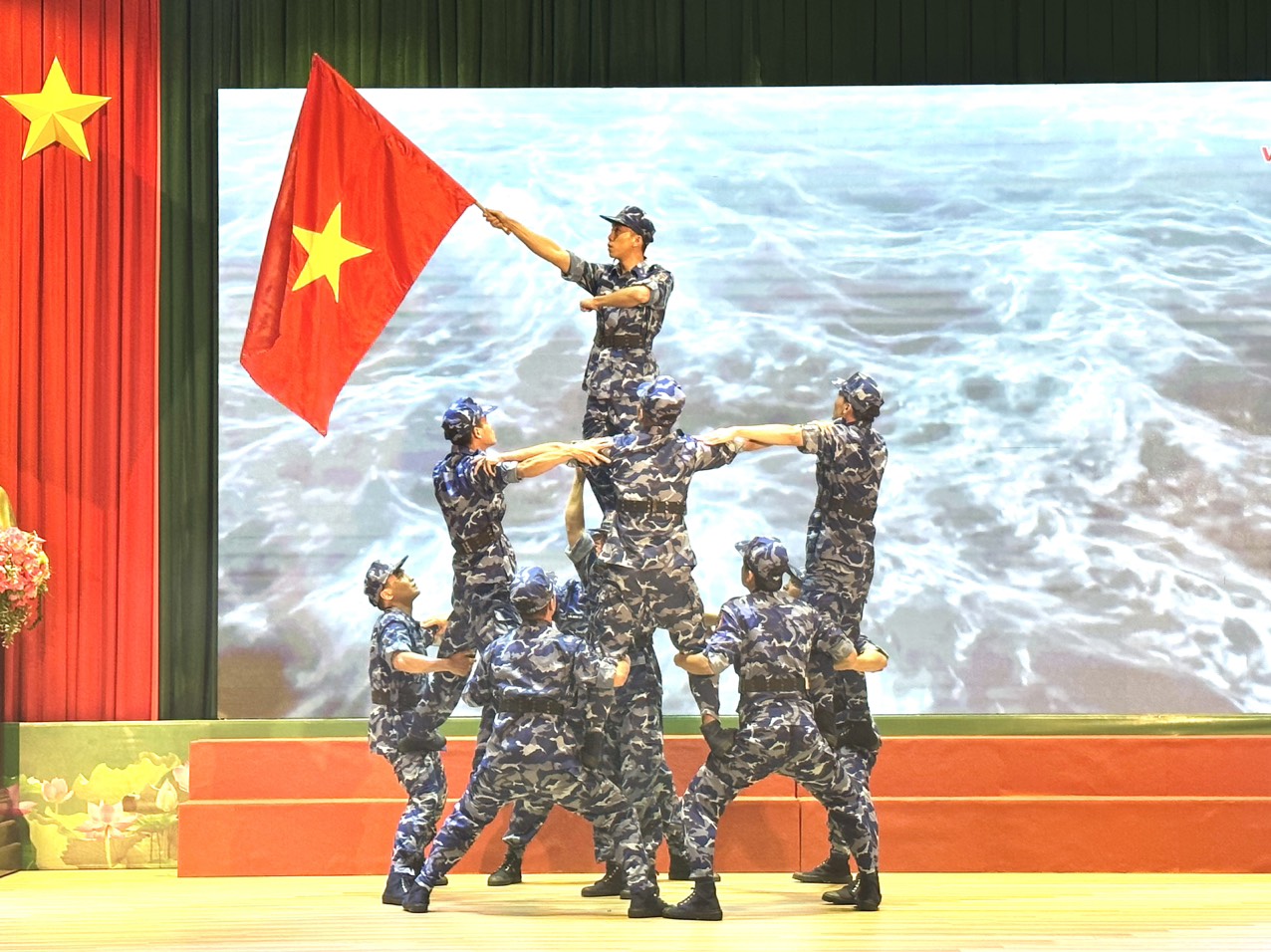Một tiết mục văn nghệ do cán bộ, chiến sĩ Vùng CSB 3 biểu diễn tại buổi gặp mặt.