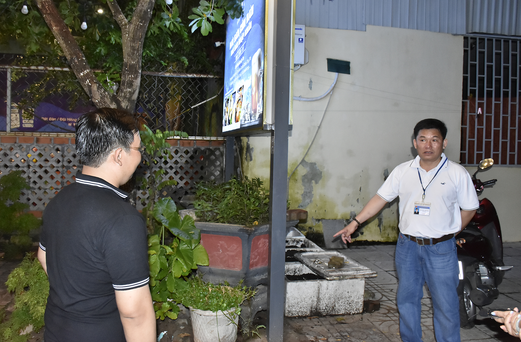 Ông Trương Thế Hải, Chủ tịch UBND phường Nguyễn An Ninh nhắc nhở đại diện một nhà hàng nằm trong khu đô thị Chí Linh phải tháo dỡ biển quảng cáo choán hết vỉa hè