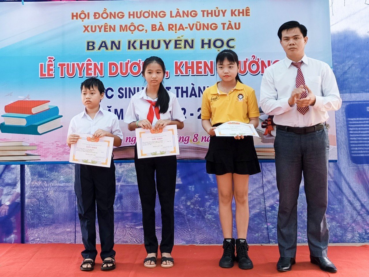 Ông Mai Thiện, Trưởng Ban khuyến học - Hội Đồng hương làng Thủy Khê tại Xuyên Mộc trao thưởng cho các em học sinh học lực giỏi.