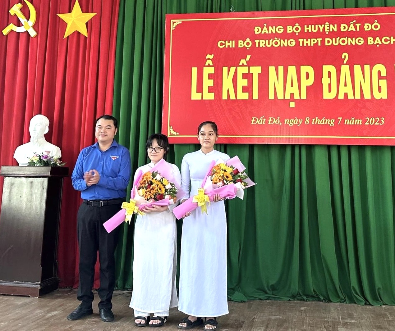 Lễ kết nạp Đảng của HS ưu tú tại Chi bộ Trường Dương Bạch Mai  (huyện Đất Đỏ) ngày 8/7/2023.