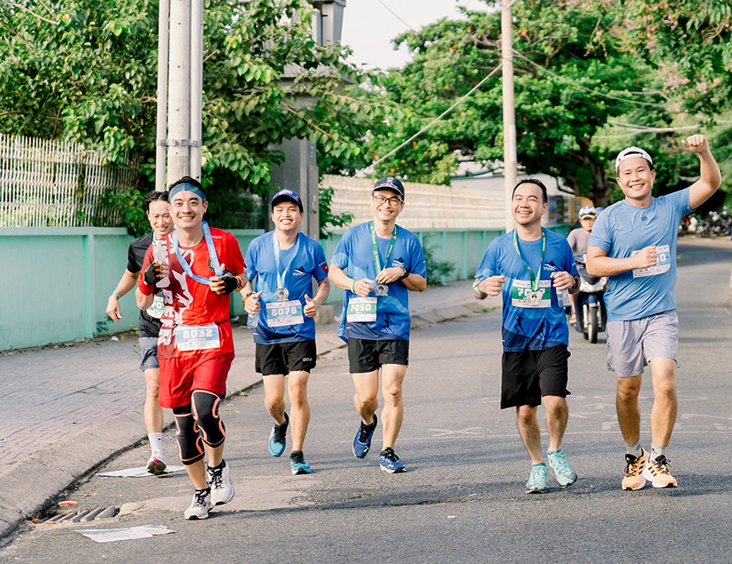 Các VĐV tham gia chạy tại cuộc thi.