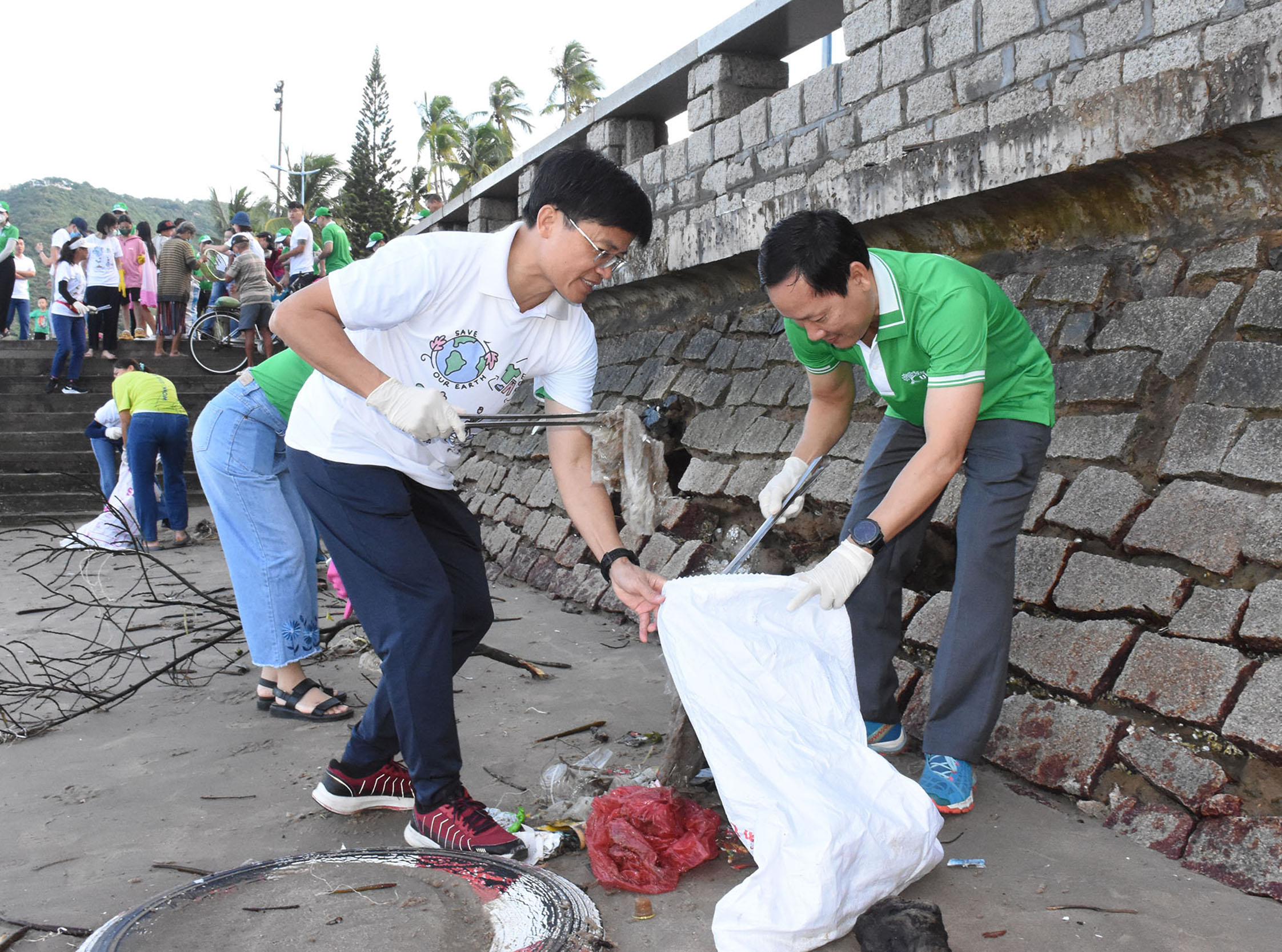 Ông Vũ Hồng Thuấn, Phó Chủ tịch UBND TP. Vũng Tàu trực tiếp tham gia thu gom rác đại dương tại khu vực Bãi Trước (TP. Vũng Tàu).