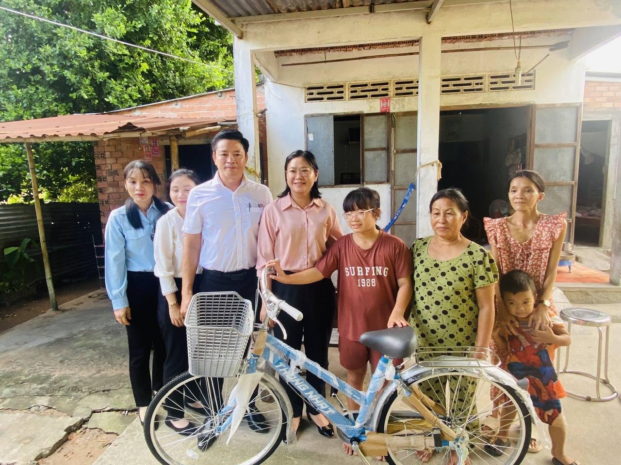 Lãnh đạo Phòng Lao động- Thương binh và Xã hội huyện Long Điền, lãnh đạo xã An Ngãi trao xe đạp cho em Lê Phạm Mỹ Linh, ngụ tại xã An Ngãi.