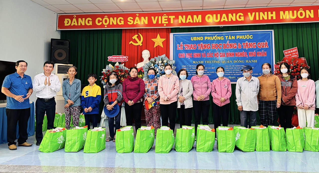 Phường Tân Phước trao quà đến các hộ nghèo, hộ đặc biệt khó khăn.