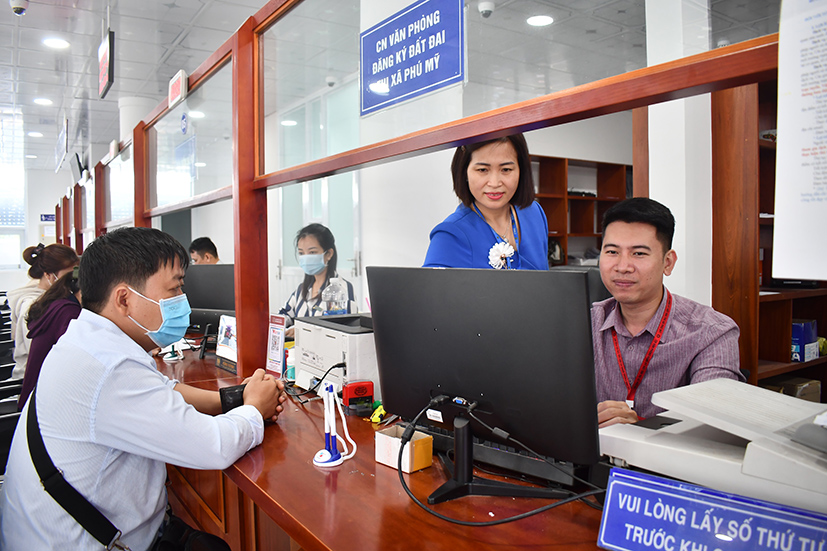 Bà Nguyễn Thị Huệ, Phó Trưởng Đoàn kiểm tra CCHC tỉnh kiểm tra thủ tục dịch vụ công trực tuyến tại Bộ phận Tiếp nhận và Trả kết quả TX.Phú Mỹ.