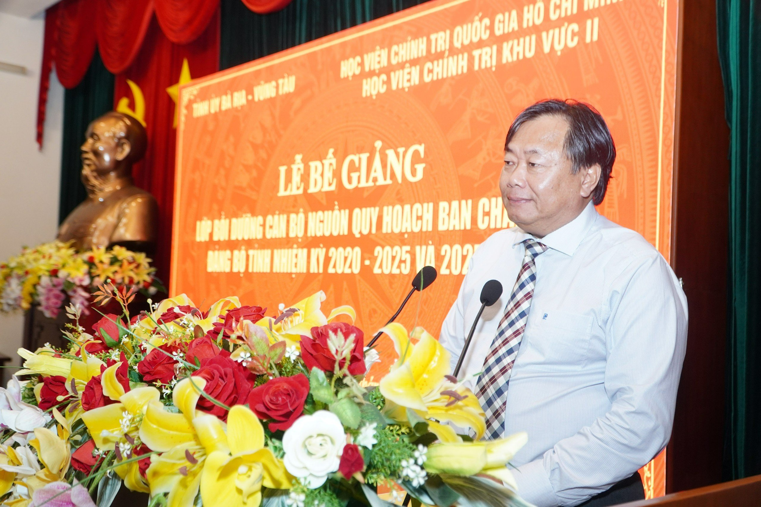 PGS.TS Nguyễn Quốc Dũng, Giám đốc Học viện Chính trị khu vực II phát biểu tại lễ bế giảng.