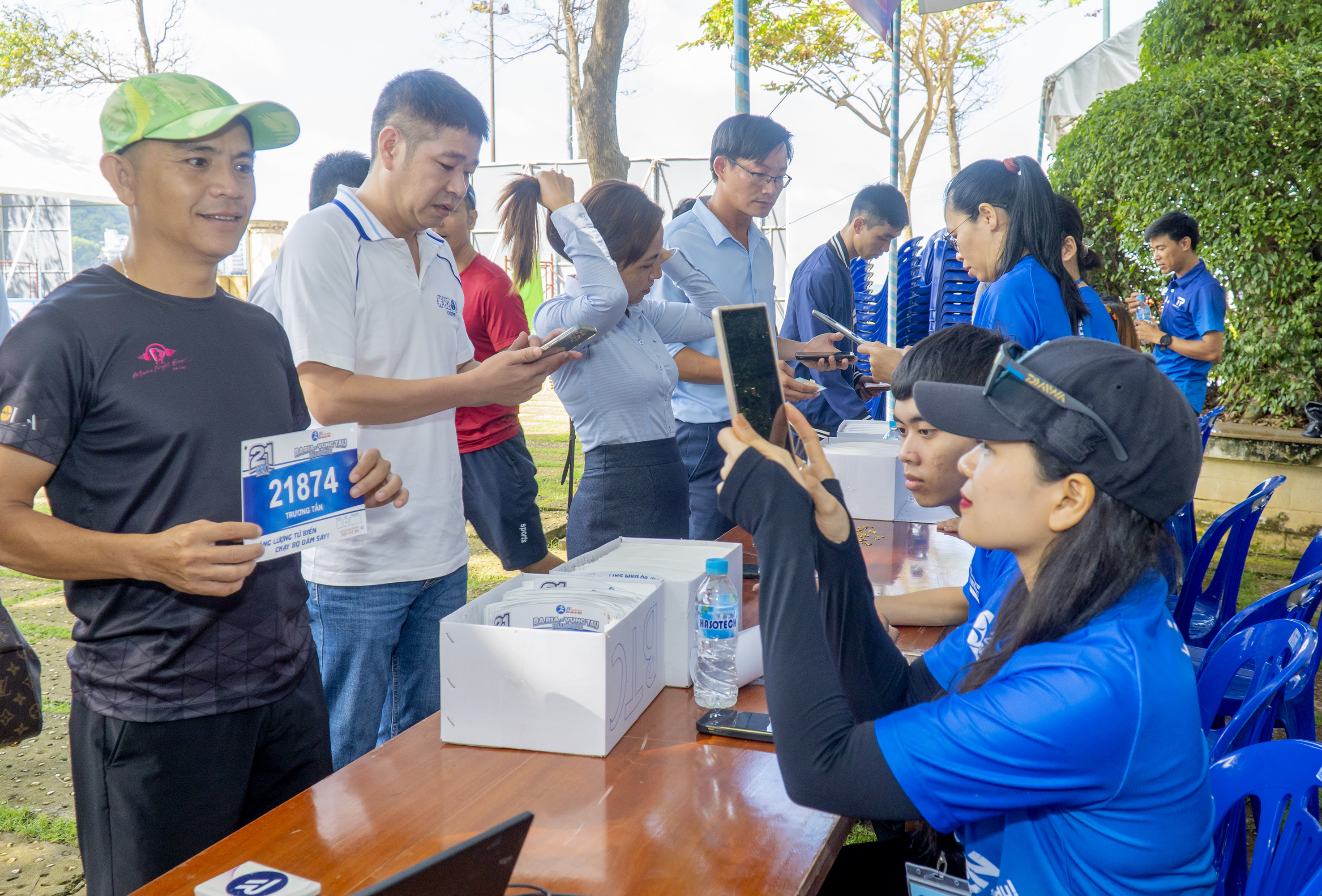 VĐV nhận Bib và check chip điện tử.