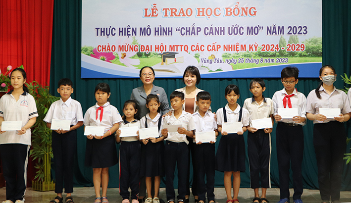 Bà Mai Ngọc Oanh, Chủ tịch UBMTTQ Việt Nam TP.Vũng Tàu; bà Nguyễn Thị Thu Hương, Phó Chủ tịch UBND TP.Vũng Tàu trao học bổng “Chắp cánh ước mơ” cho HS.