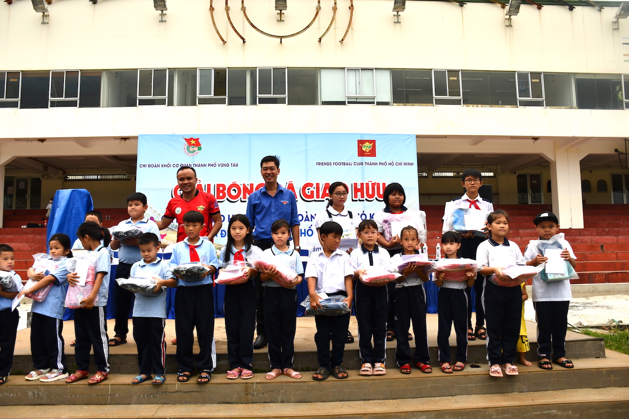 BTC trao quà cho các em học sinh có hoàn cảnh khó khăn trên địa bàn TP. Vũng Tàu.