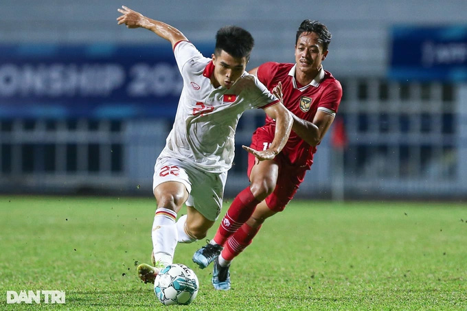 Pha đi bóng của cầu thủ U23 Việt Nam (áo trắng) trước Indonesia. Ảnh: DÂN TRÍ