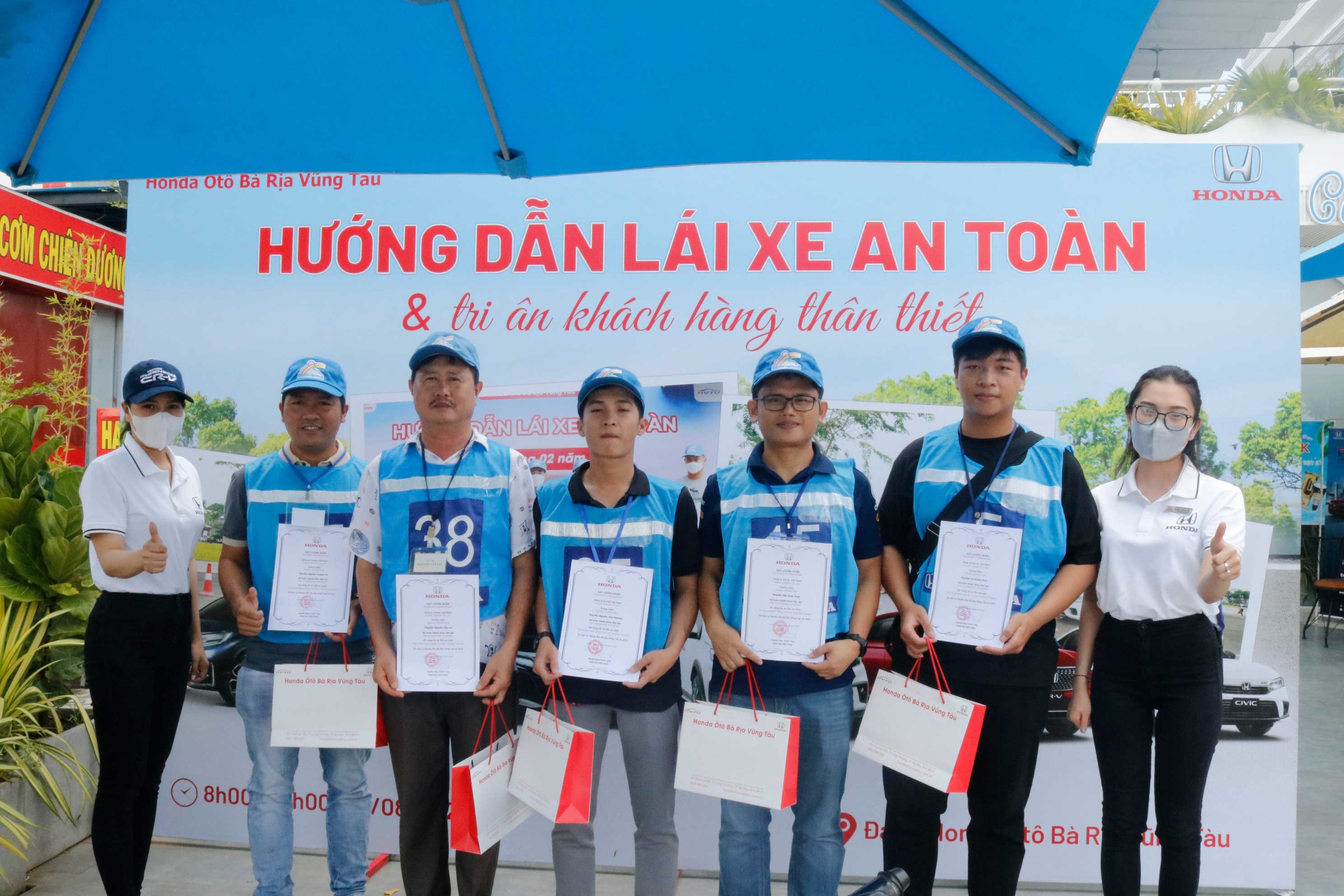 Honda Ôtô Bà Rịa Vũng Tàu trao giấy chứng nhận và tặng quà lưu niệm cho các học viên.