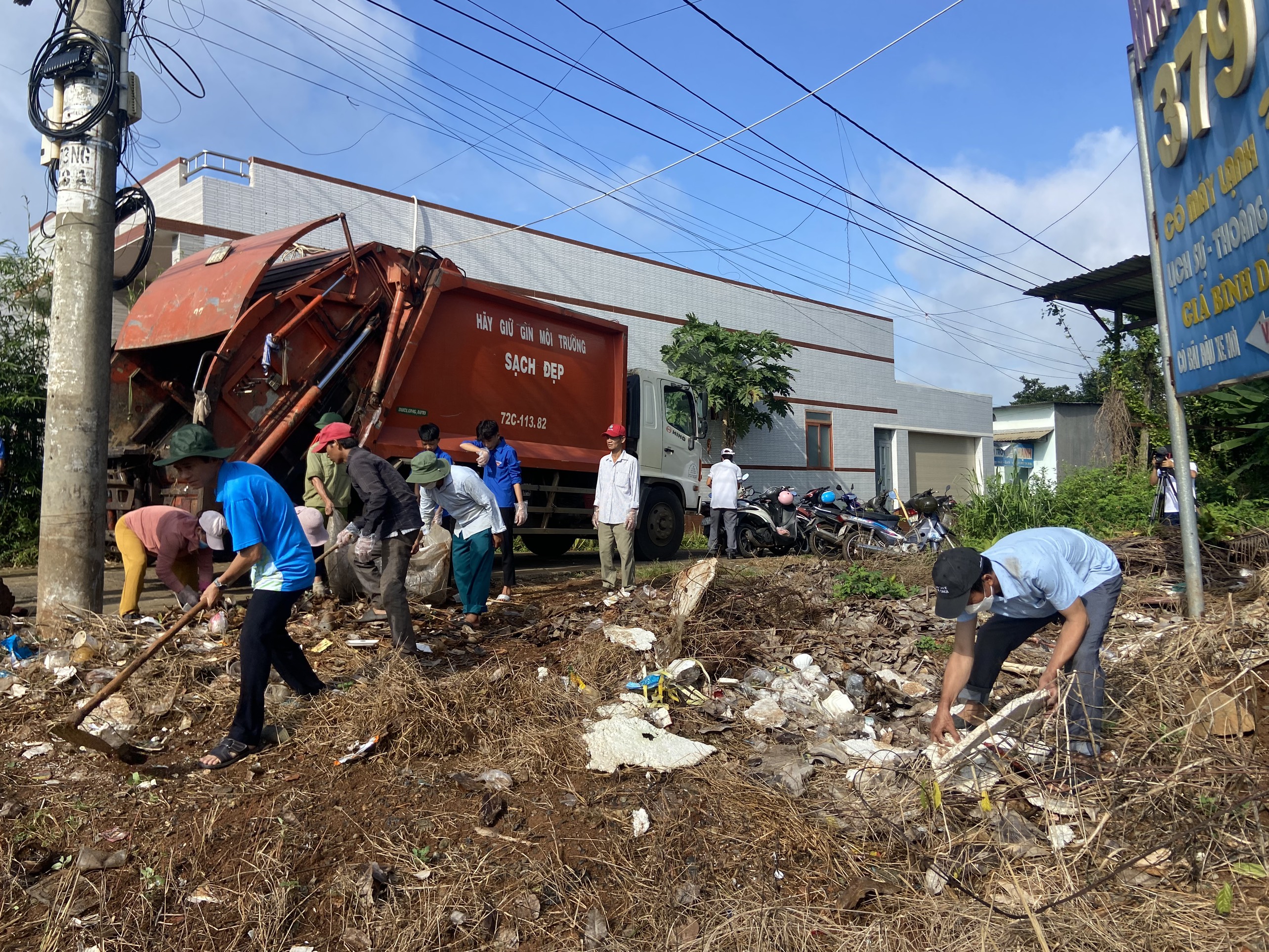 Dọn dẹp điểm đen về môi trường tại thị trấn Ngãi Giao.