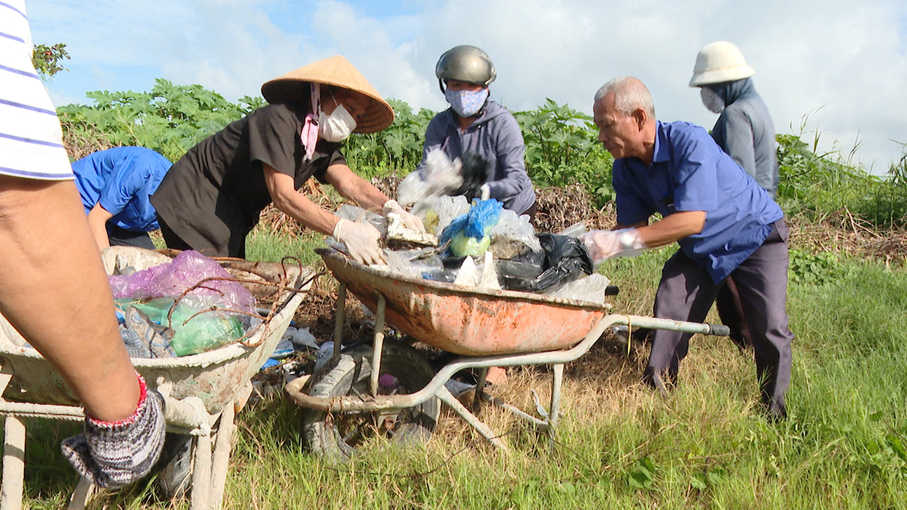 Người dân phường 11, TP. Vũng Tàu tham gia thu gom rác dọc tuyến đường 2/9.