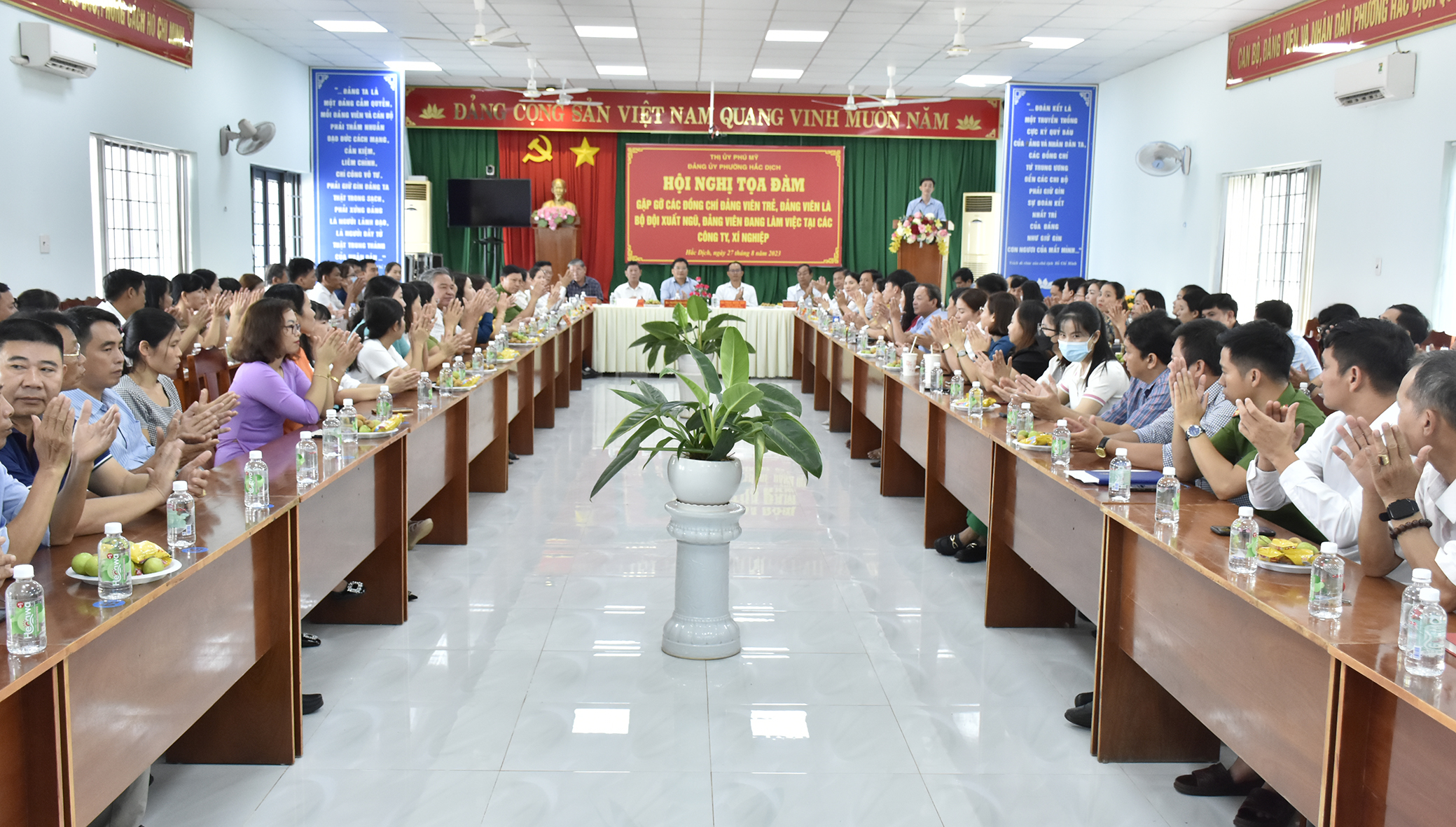 Quang cảnh tọa đàm gặp gỡ đảng viên trẻ, đảng viên là bộ đội xuất ngũ do Đảng ủy phường Hắc Dịch (TX.Phú Mỹ) tổ chức.