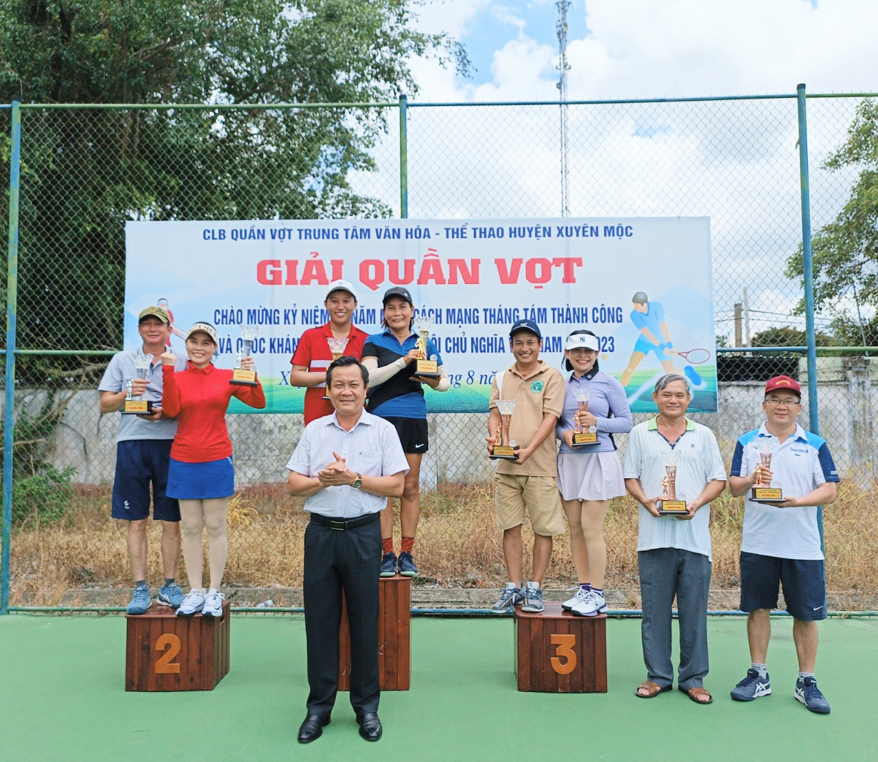 Ban tổ chức trao giải cho các VĐV đạt giải.