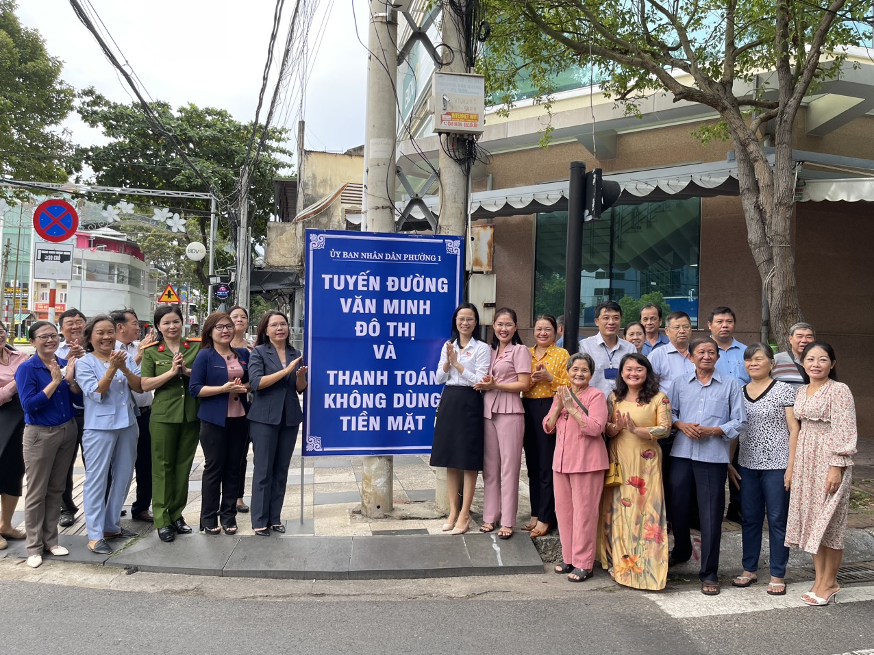 Lãnh đạo các phòng, ban TP.Vũng Tàu cùng lãnh đạo phường 1 và người dân gắn biển “Tuyến đường văn minh đô thị và thanh toán không dùng tiền mặt”tại đường Lý Tự Trọng.