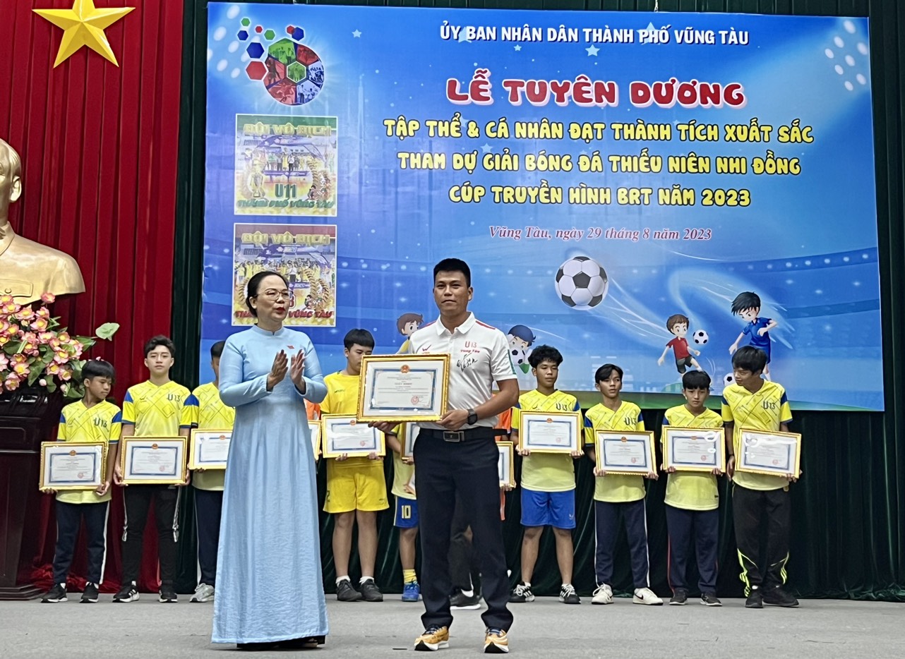Bà Nguyễn Thị Thu Hương, Phó Chủ tịch UBND TP. Vũng Tàu khen thưởng thành viên Ban huấn luyện đội bóng.