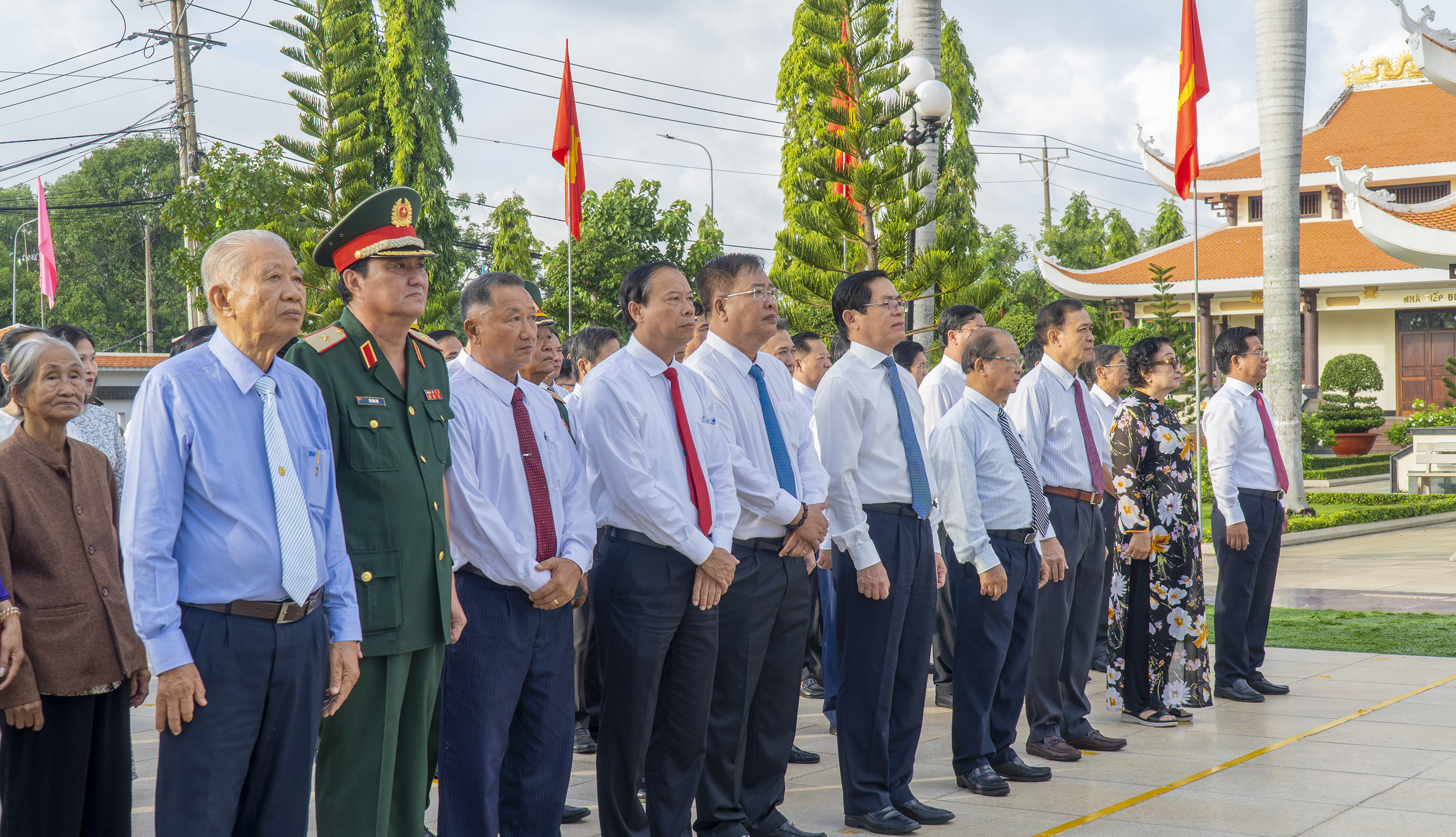 Lãnh đạo Tỉnh ủy, HĐND, UBND, UBMTTQ Việt Nam tỉnh cùng các đại biểu tham dự lễ viếng.