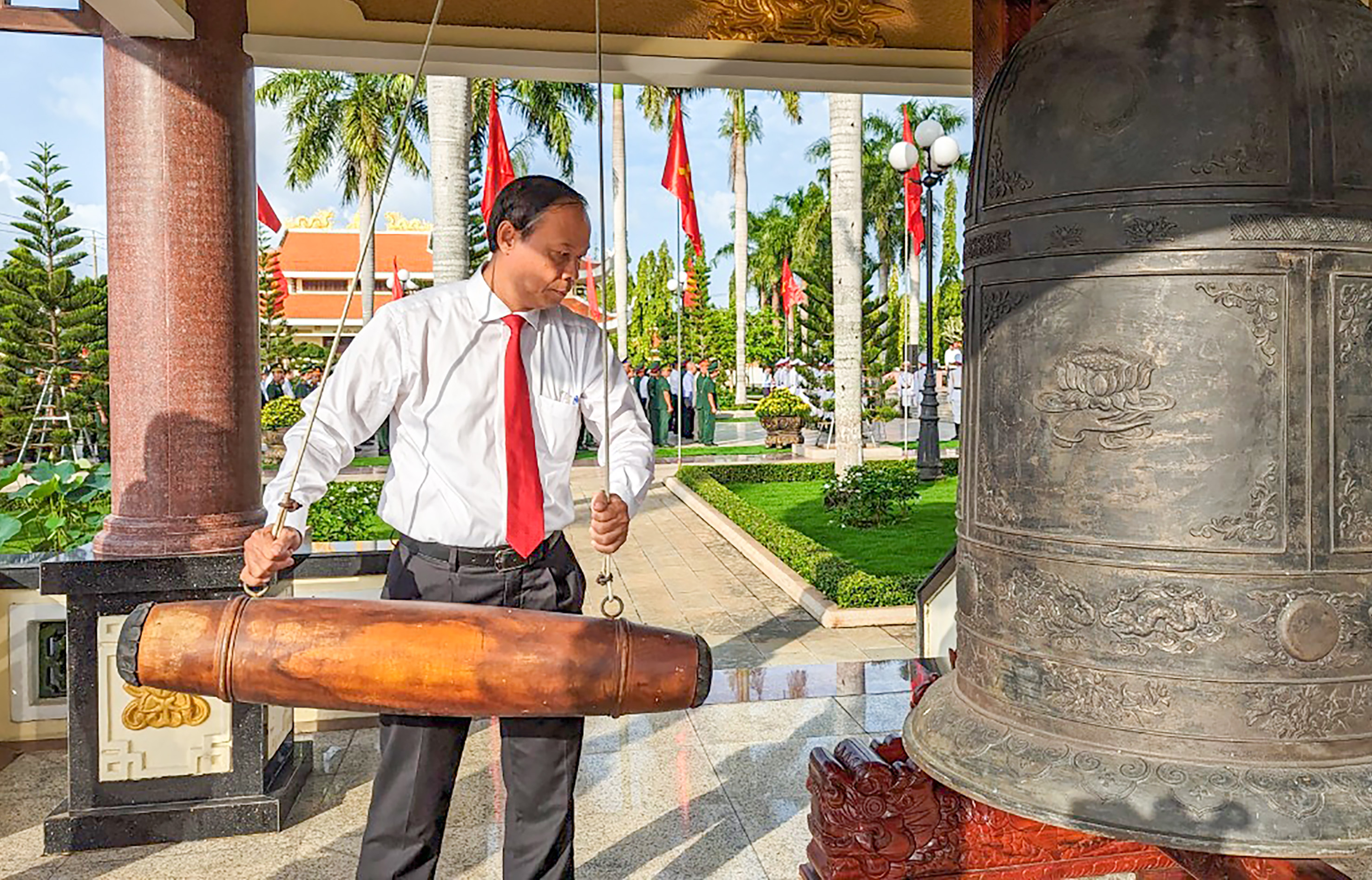 Ông Nguyễn Văn Thọ, Chủ tịch UBND tỉnh thực hiện nghi thức khai chuông tại lễ viếng.