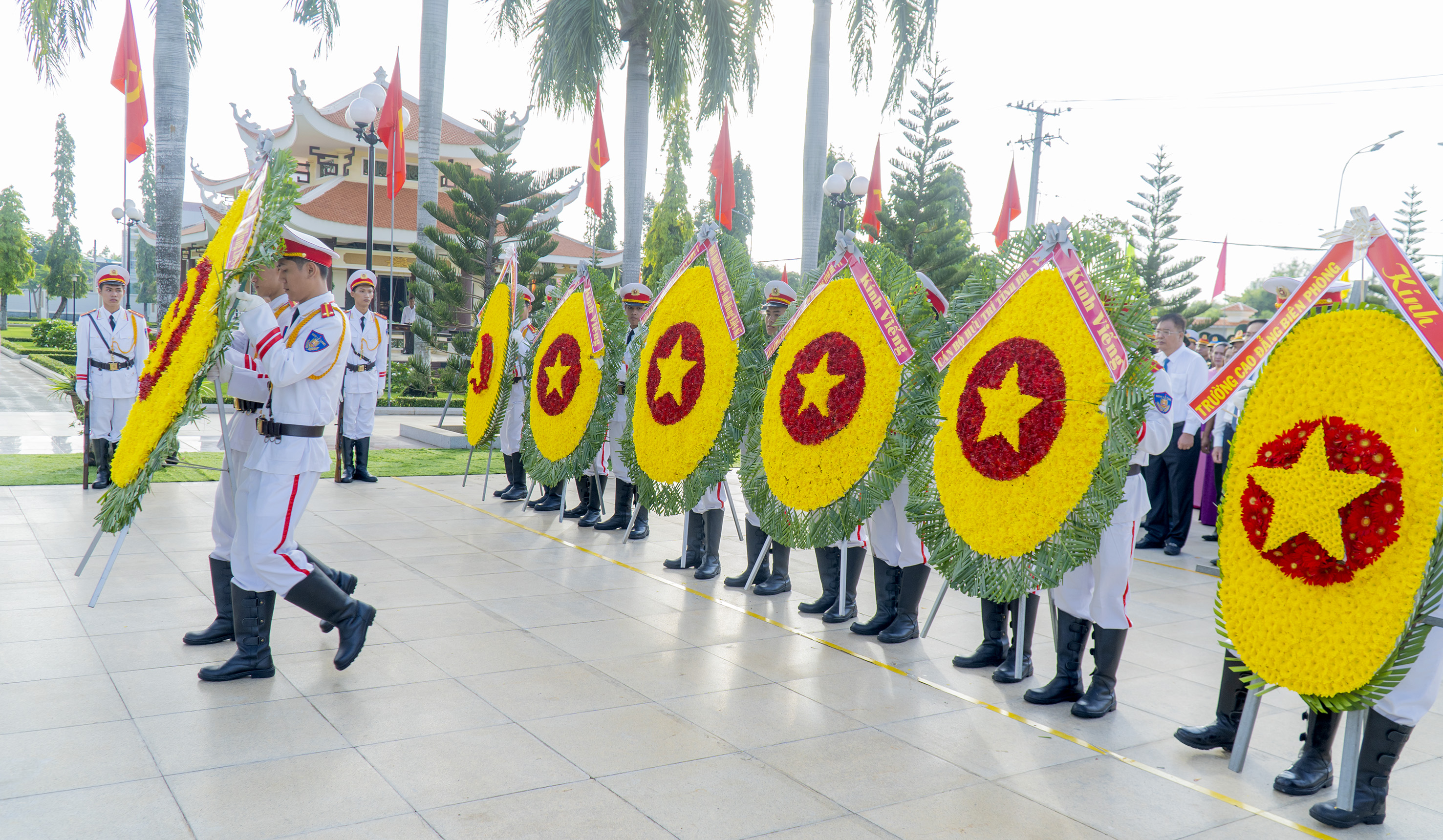 Trong không khí trang nghiêm, thành kính và biết ơn vô hạn, các đại biểu đã đặt vòng hoa mang dòng chữ “Đời đời ghi nhớ công ơn của các anh hùng liệt sĩ”.