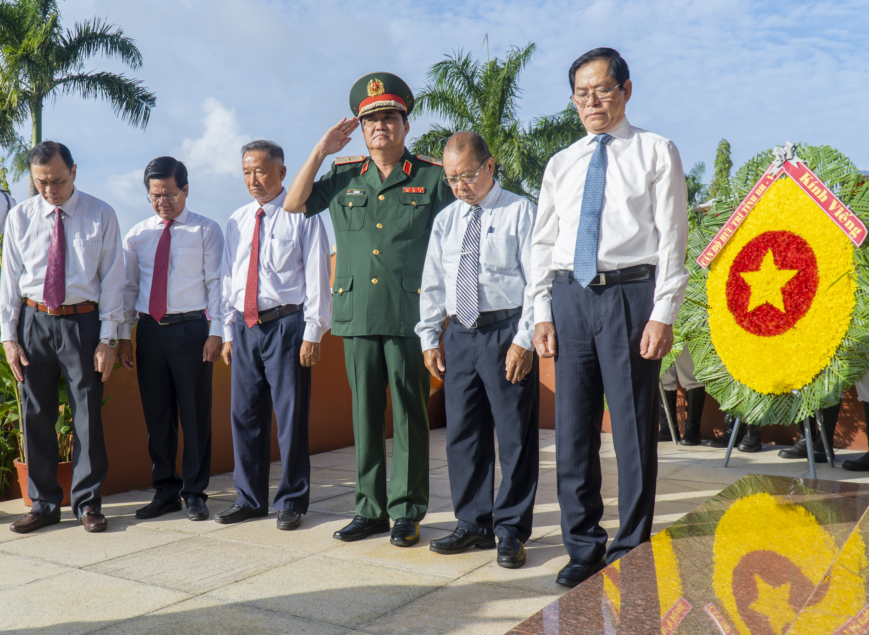 Lãnh đạo tỉnh và nguyên lãnh đạo tỉnh mặc niệm tưởng nhớ các anh hùng liệt sĩ - những người con ưu tú của dân tộc đã anh dũng hy sinh vì độc lập, tự do của Tổ quốc.