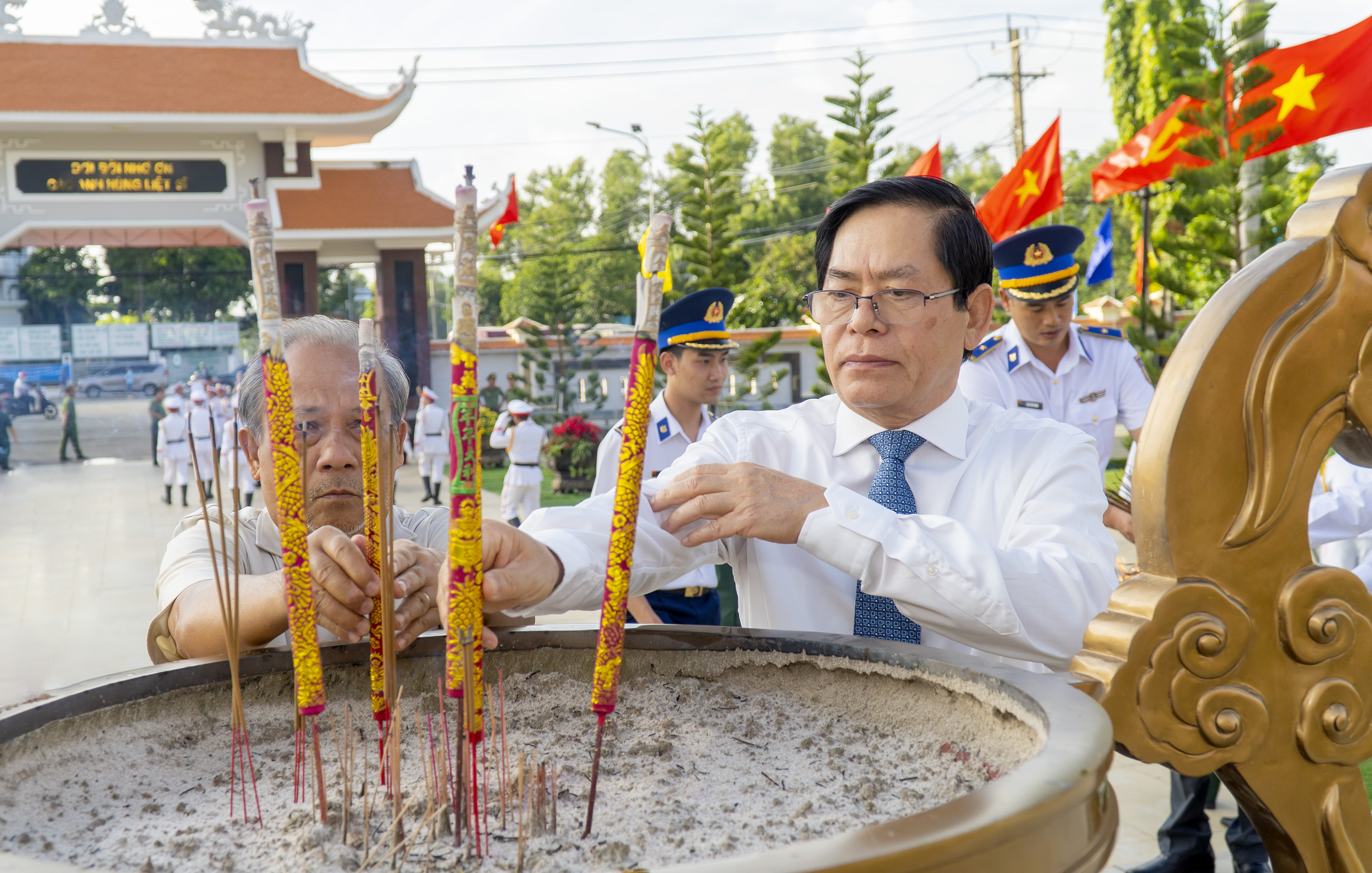 Ông Phạm Viết Thanh, Ủy viên Trung ương Đảng, Bí thư Tỉnh ủy, Chủ tịch HĐND tỉnh và ông Nguyễn Tuấn Minh, nguyên Bí thư Tỉnh ủy thắp hương tại Tượng đài Liệt sĩ, Nghĩa trang Liệt sĩ tỉnh.