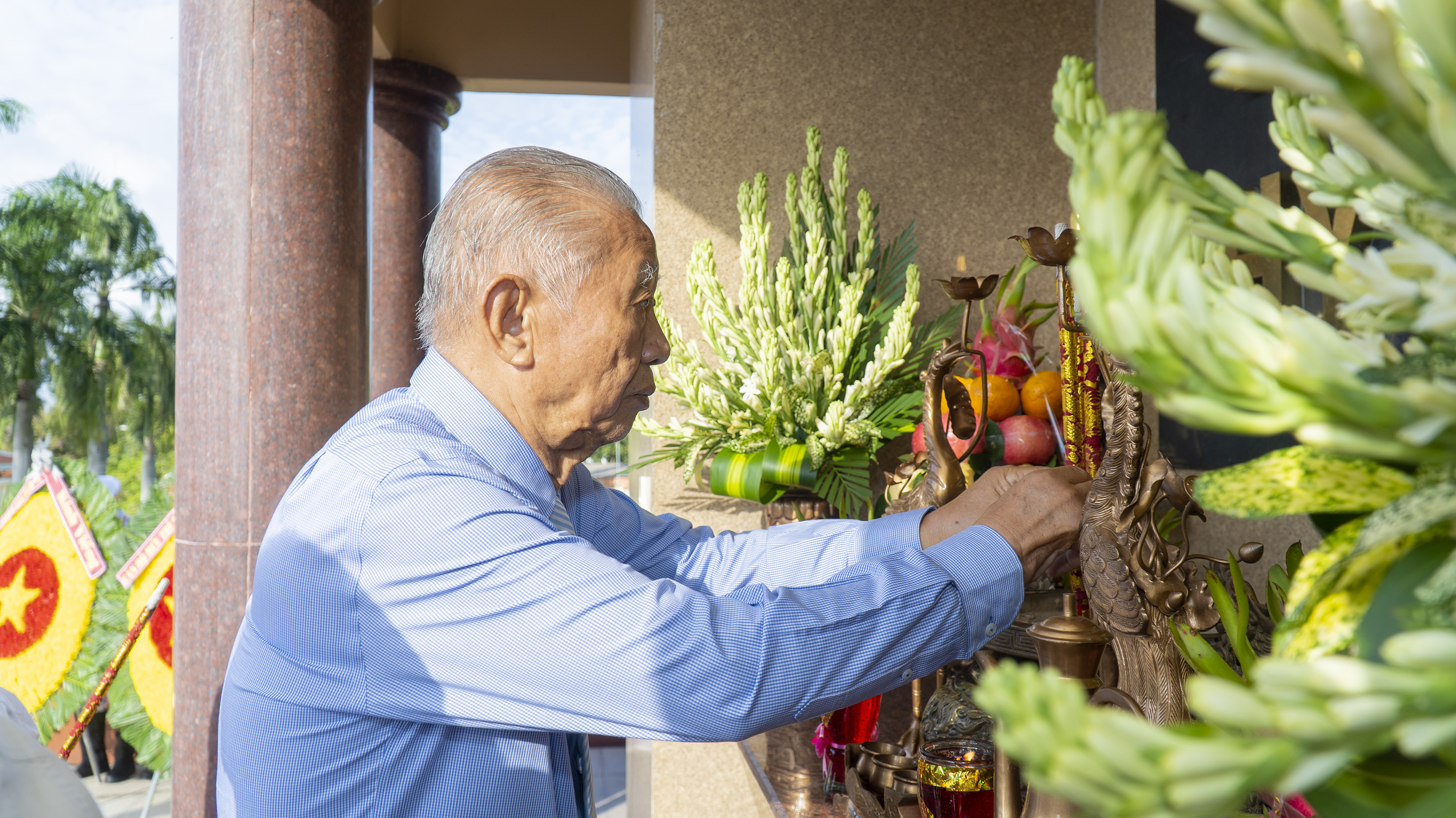 Ông Trần Văn Khánh, nguyên Bí thư Tỉnh ủy thắp hương tại Tượng Đài Liệt sĩ, Nghĩa trang Liệt sĩ tỉnh.