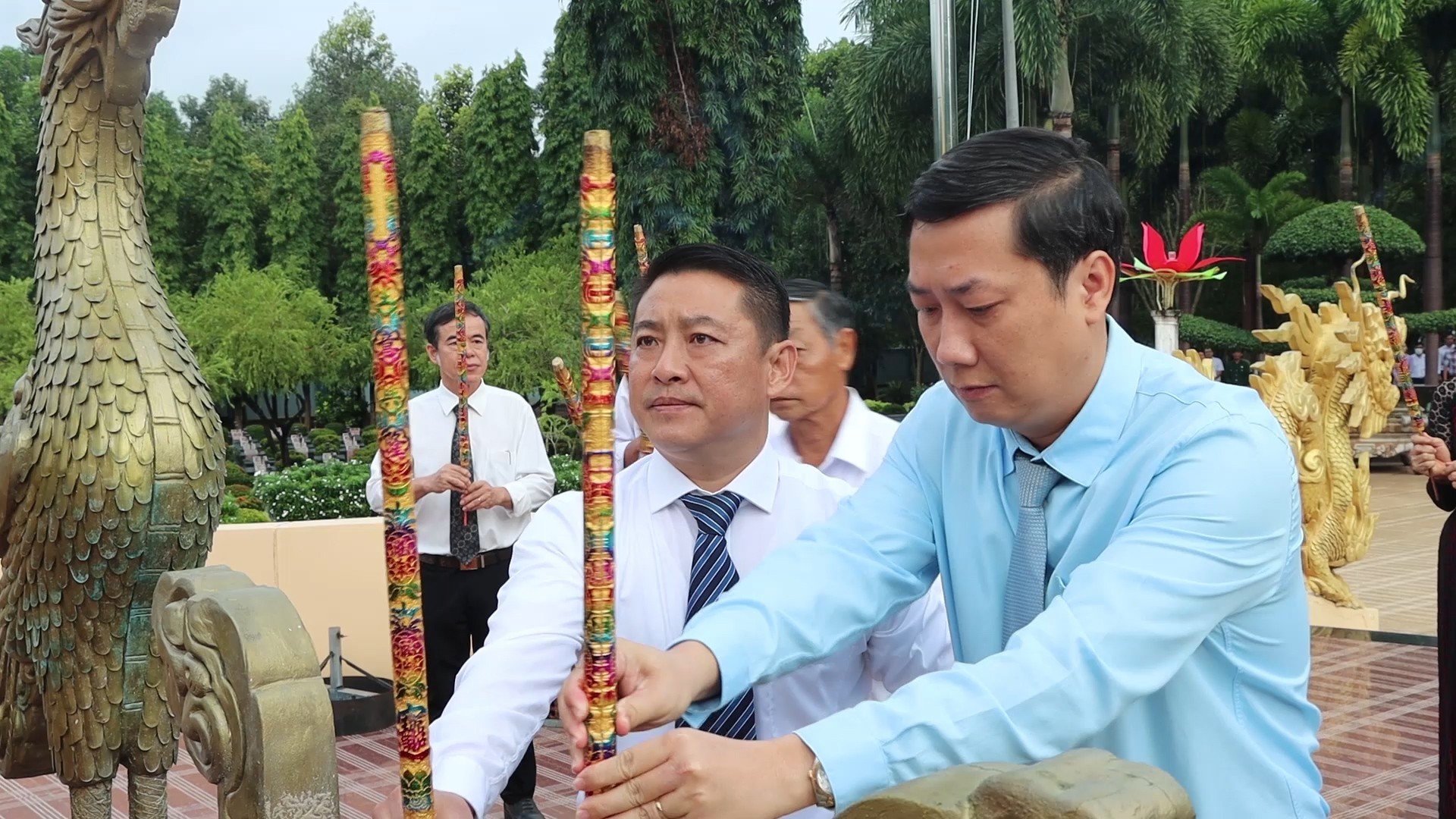 Ông Nguyễn Công Danh, Bí thư Huyện ủy Đất Đỏ và ông Huỳnh Sơn Tuấn, Bí thư Huyện ủy Long Điền dâng hương tại lễ viếng. Ảnh: TUẤN VŨ