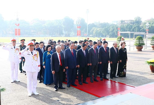 Các lãnh đạo, nguyên lãnh đạo Đảng, Nhà nước thành kính tưởng nhớ Chủ tịch Hồ Chí Minh. (Ảnh: Phạm Kiên/TTXVN)