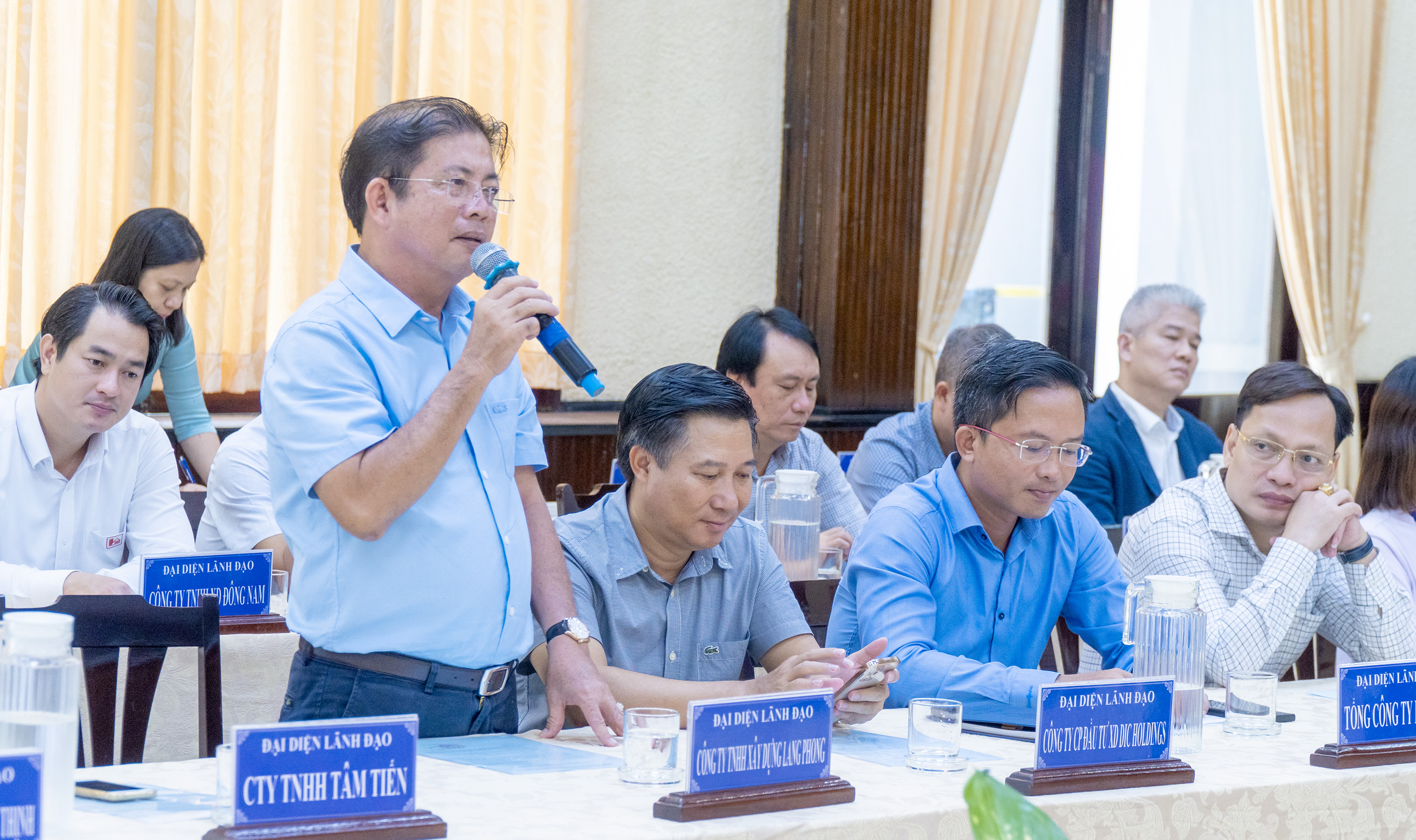 Đại diện Công ty TNHH Lang Phong cam kết đồng hành, hỗ trợ cùng TP. Vũng Tàu 150 triệu đồng để chăm lo cho người nghèo.