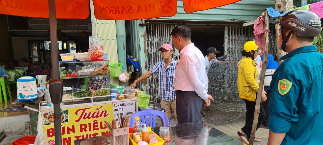 Lực lượng chức năng phường Thắng Tam (TP.  Vũng Tàu) tuyên truyền, nhắc nhở các hộ kinh doanh không lấn chiếm lòng lề đường