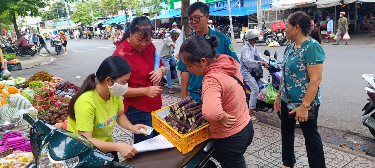 Lực lượng chức năng phường Thắng Tam (TP.  Vũng Tàu) lập biên bản xử lý vi phạm một trường hợp người dân buôn bán, lấn chiếm lòng lề đường