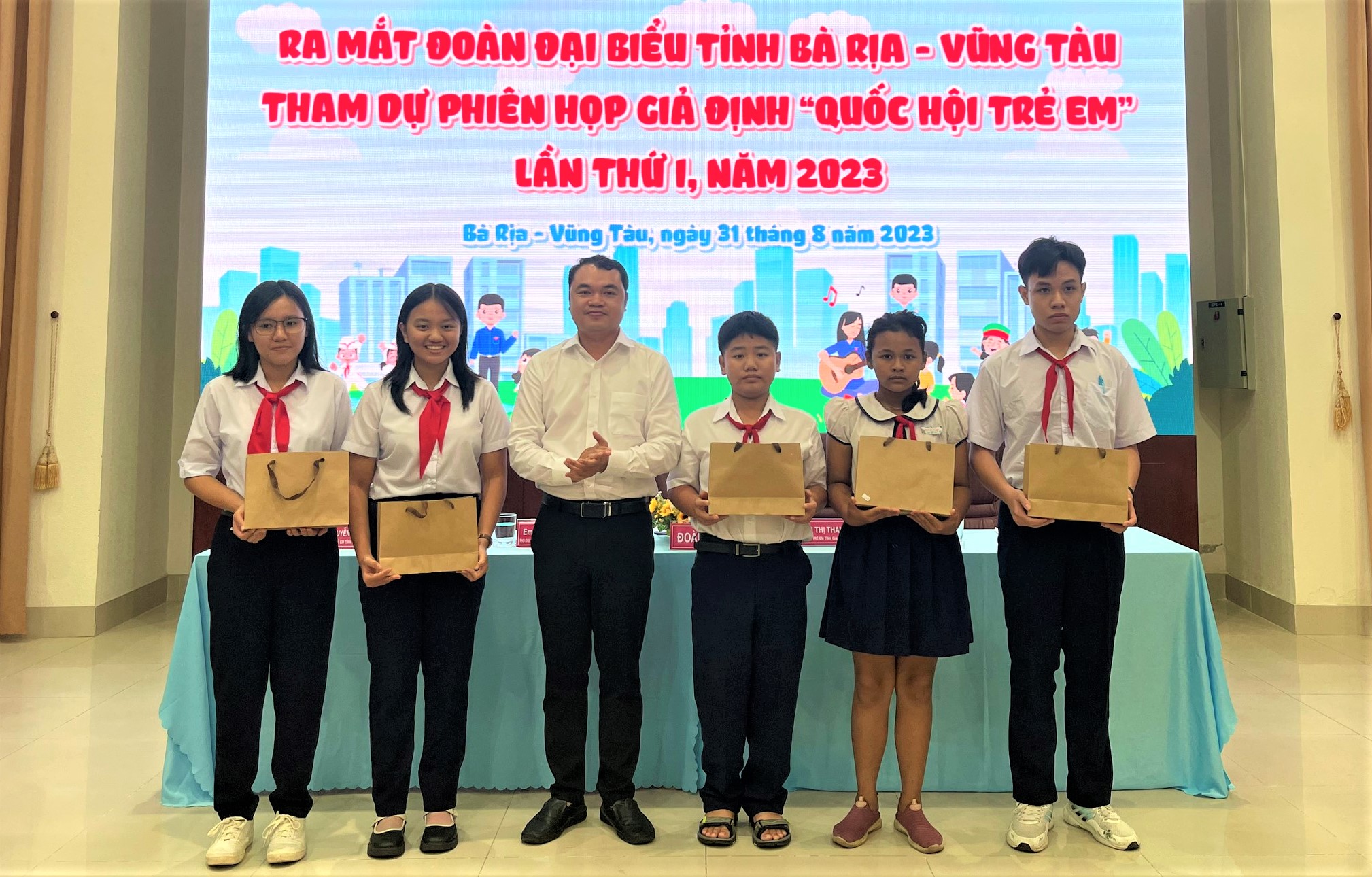 Anh Thôi Đại Việt, Chủ tịch Hội đồng Đội tỉnh tặng quà cho các đại biểu trẻ em tỉnh tham dự phiên họp giả định “Quốc hội trẻ em” lần thứ I năm 2023 tại lễ ra mắt.