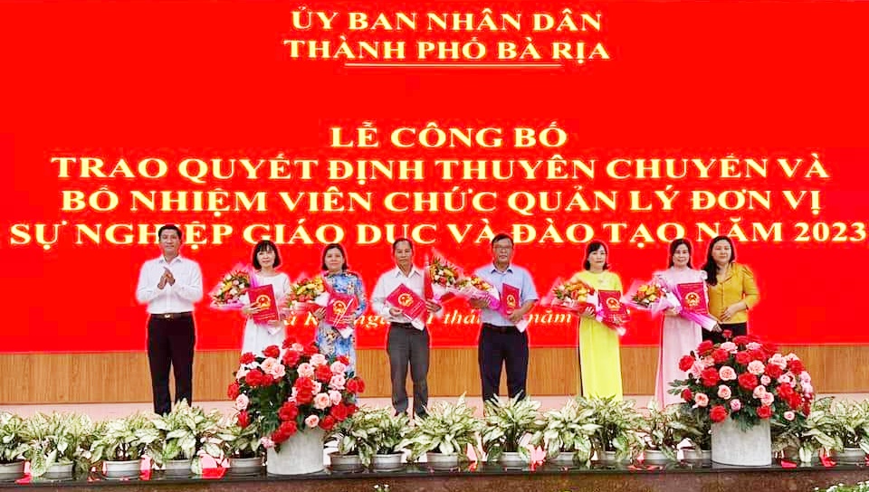 Ông Đặng Huy Quang, Phó Chủ tịch UBND TP.Bà Rịa trao quyết định cho các cá nhân