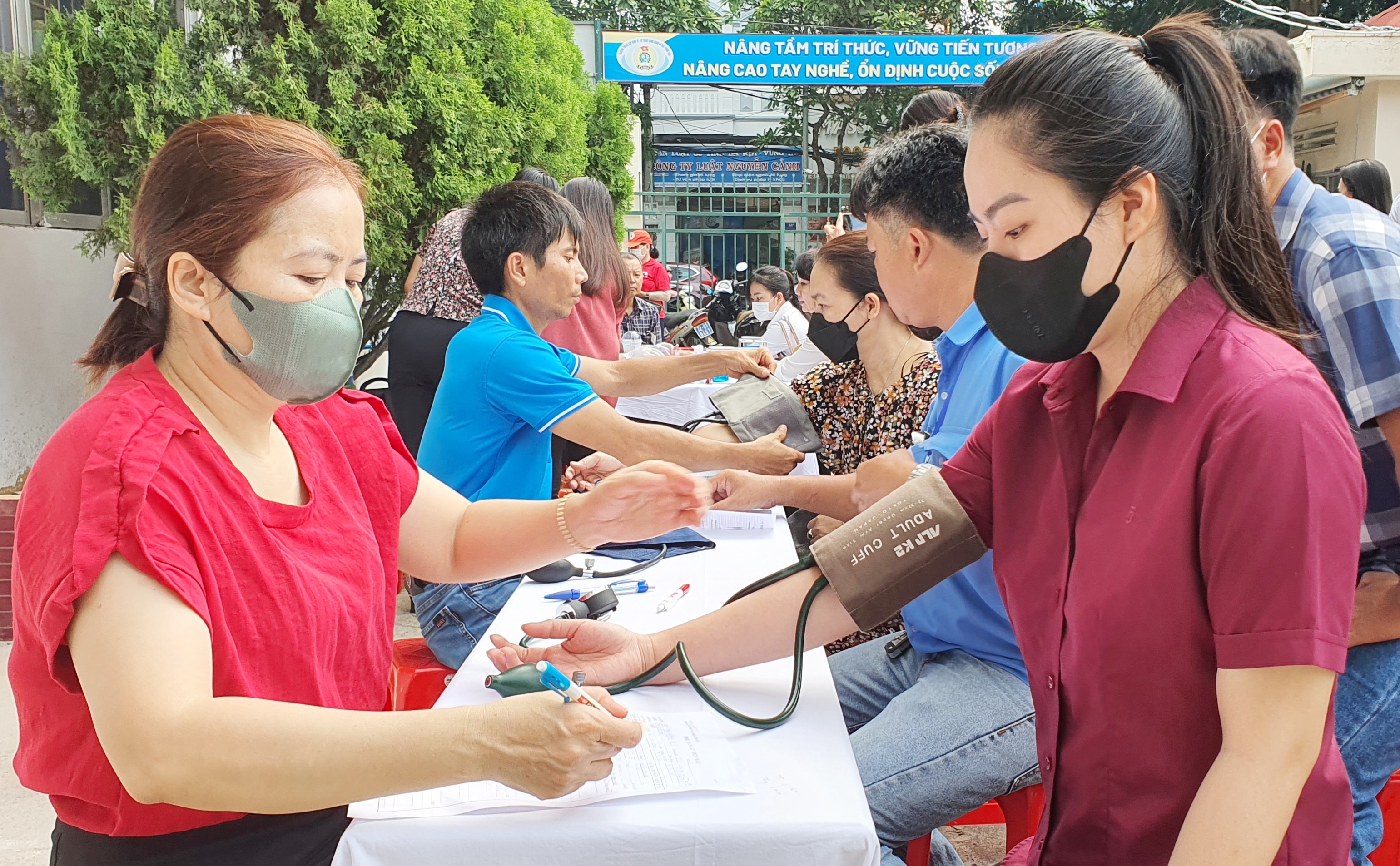 Hơn 400 viên chức, người lao động tham gia hiến máu
