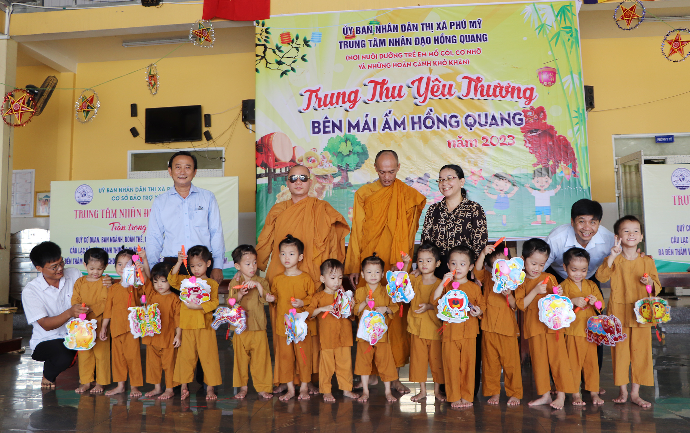 Thăm, tặng quà Trung thu cho trẻ em