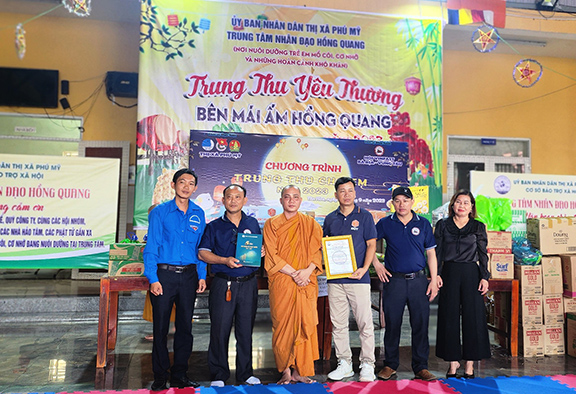 Thăm, tặng quà Trung thu Trung tâm nhân đạo Hồng Quang