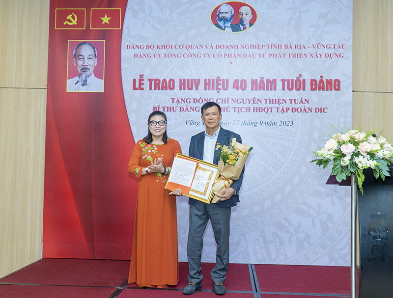Trao Huy hiệu 40 năm tuổi Đảng cho đảng viên Nguyễn Thiện Tuấn