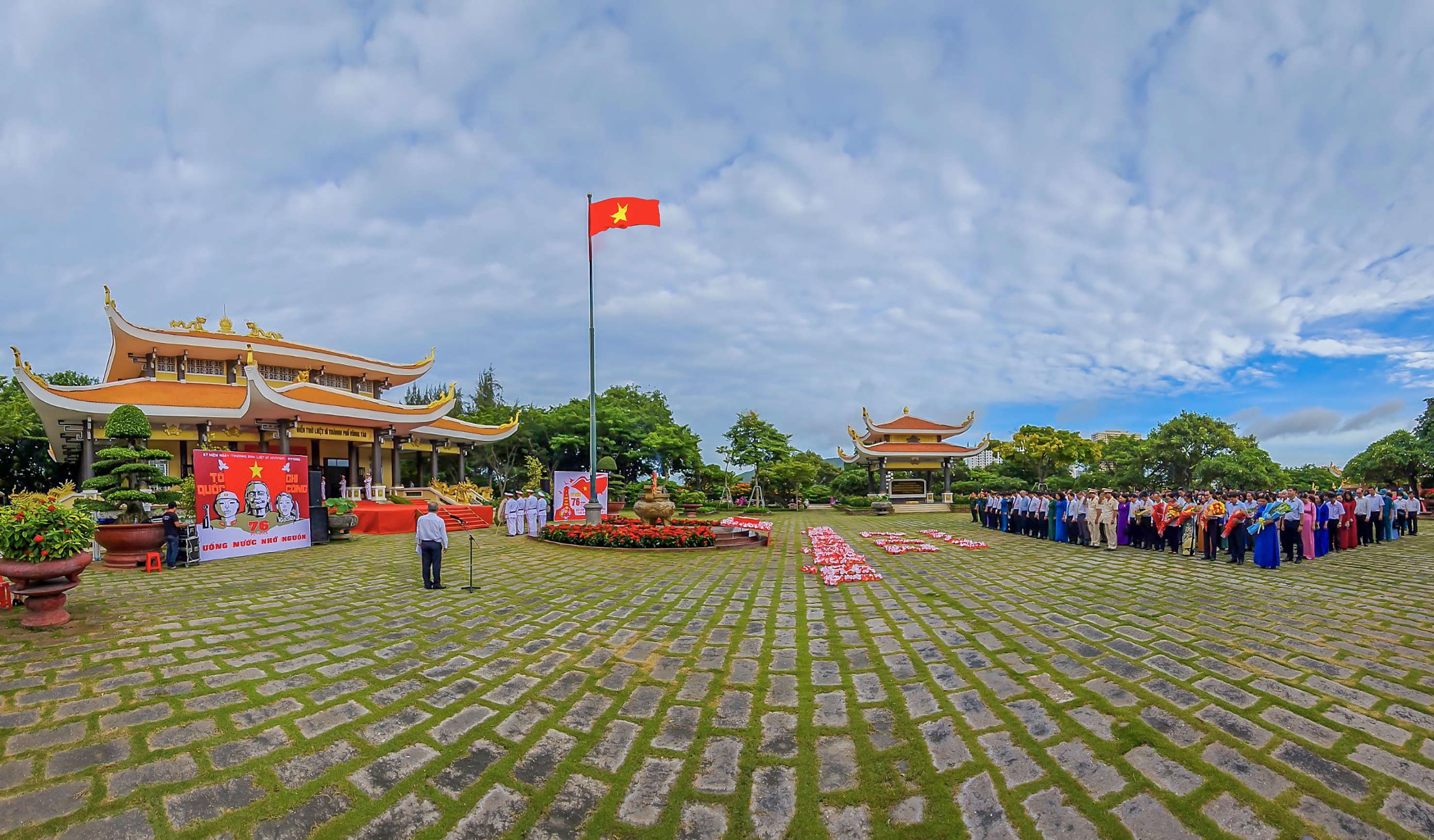 Cán bộ, đảng viên, quân và dân TP. Vũng Tàu cúi mình trước Cờ Tổ quốc tưởng nhớ anh linh các Anh hùng liệt sĩ.